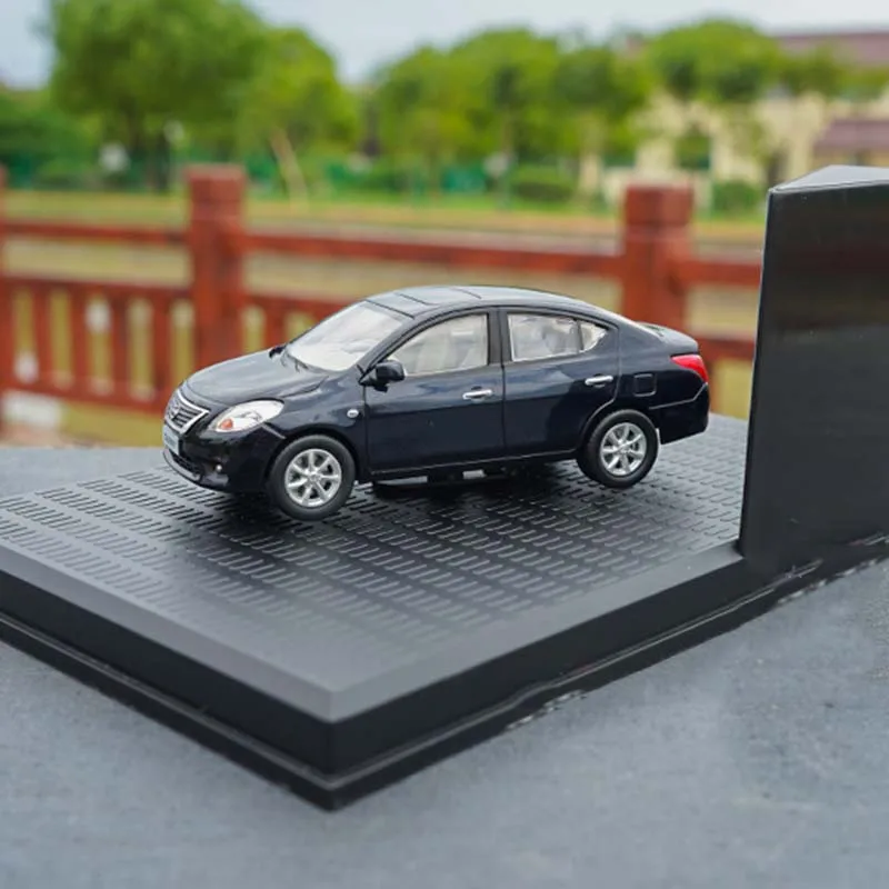 Модель автомобиля Nissan Sunny, масштаб 1:43, статическая модель автомобиля, литье под давлением, Игрушечная модель, подарок в оригинальной коробке