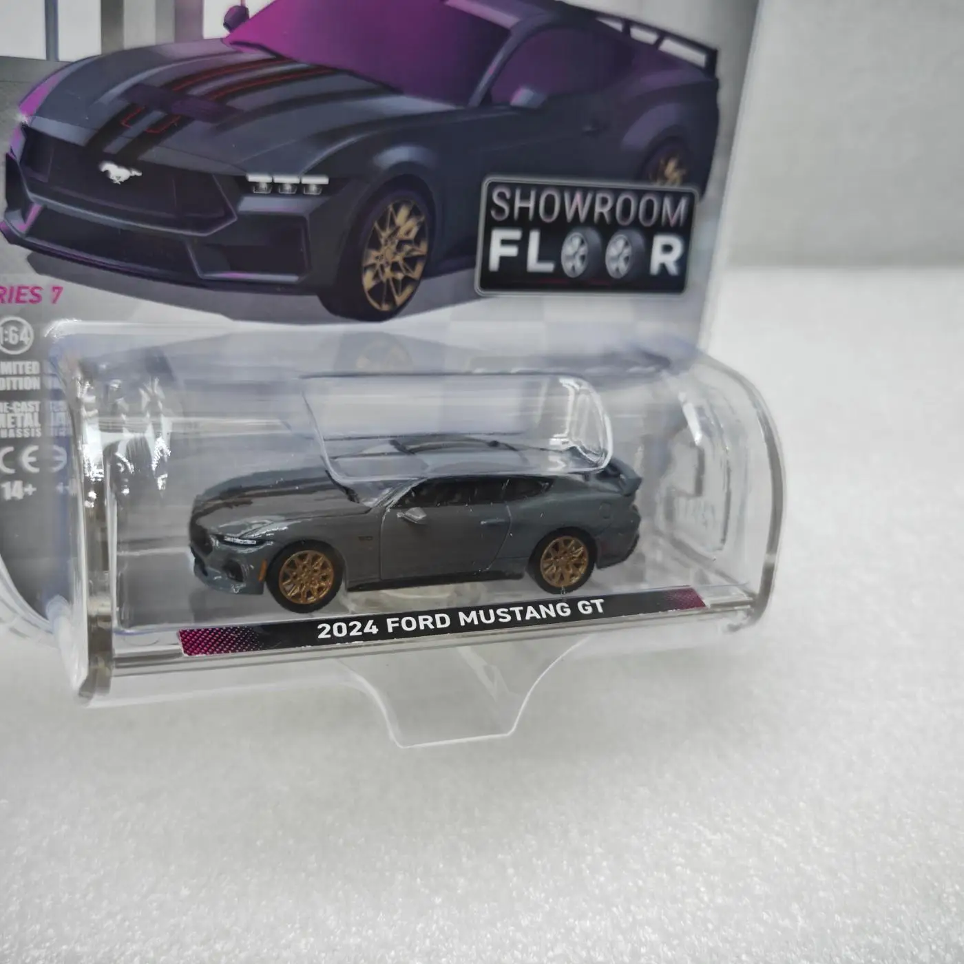Фото Greenlight 1:64 Showroom Floor Series 7–2024 Ford Mustang GT — темно-серый с подставкой для витрины №2