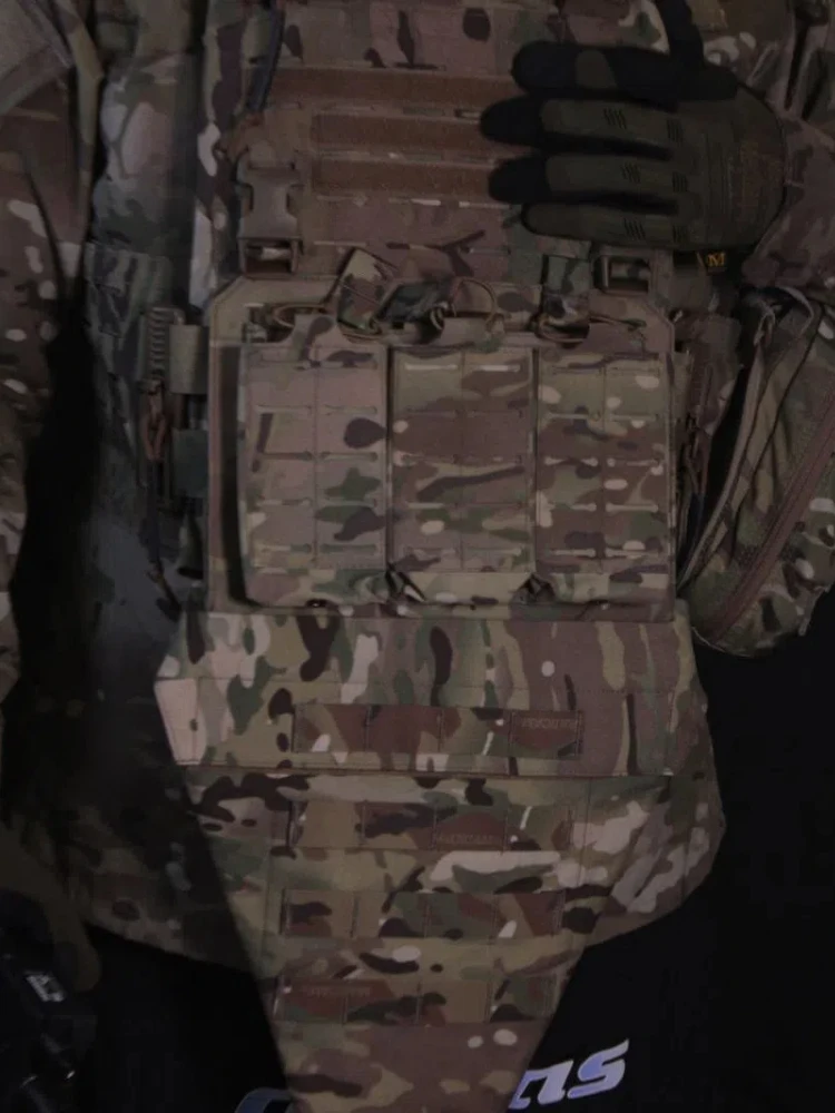 Фото Тактический жилет Jockstrap ATFG Universal Molle Gear висит под защитными клапанами для улицы №5
