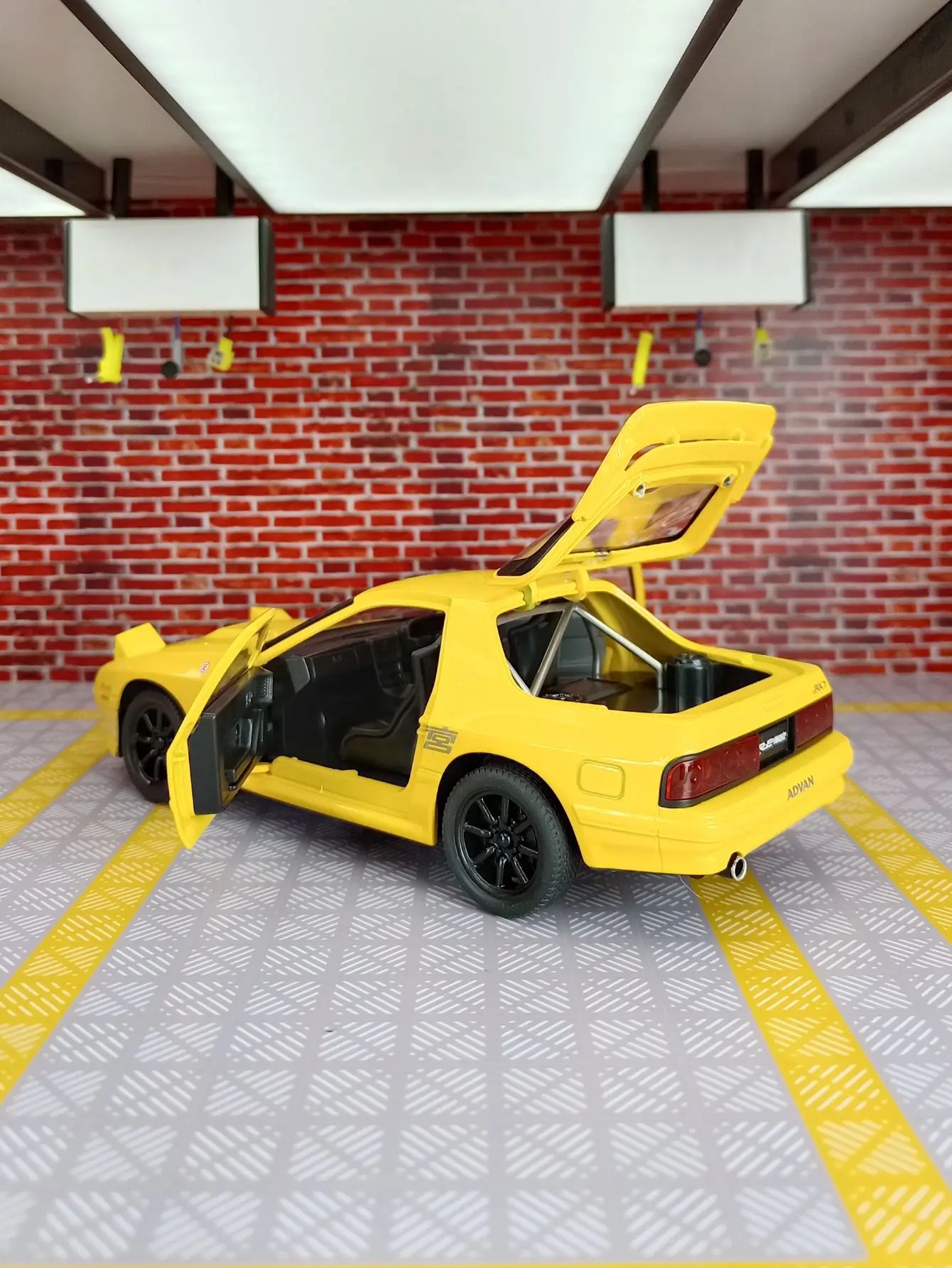 Фото 1:24 Mazda RX-7 модель автомобиля из сплава, украшения, акустооптическая противоударная игрушечная дверь автомобиля, капот багажника, может обернуть на прыжке светильник №4