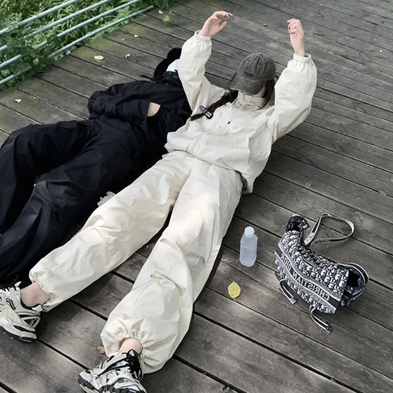 Фото Ветрозащитные женские спортивные костюмы с капюшоном, корейские модные водонепроницаемые куртки, пальто, топы, спортивные штаны с высокой талией, женский ансамбль №3