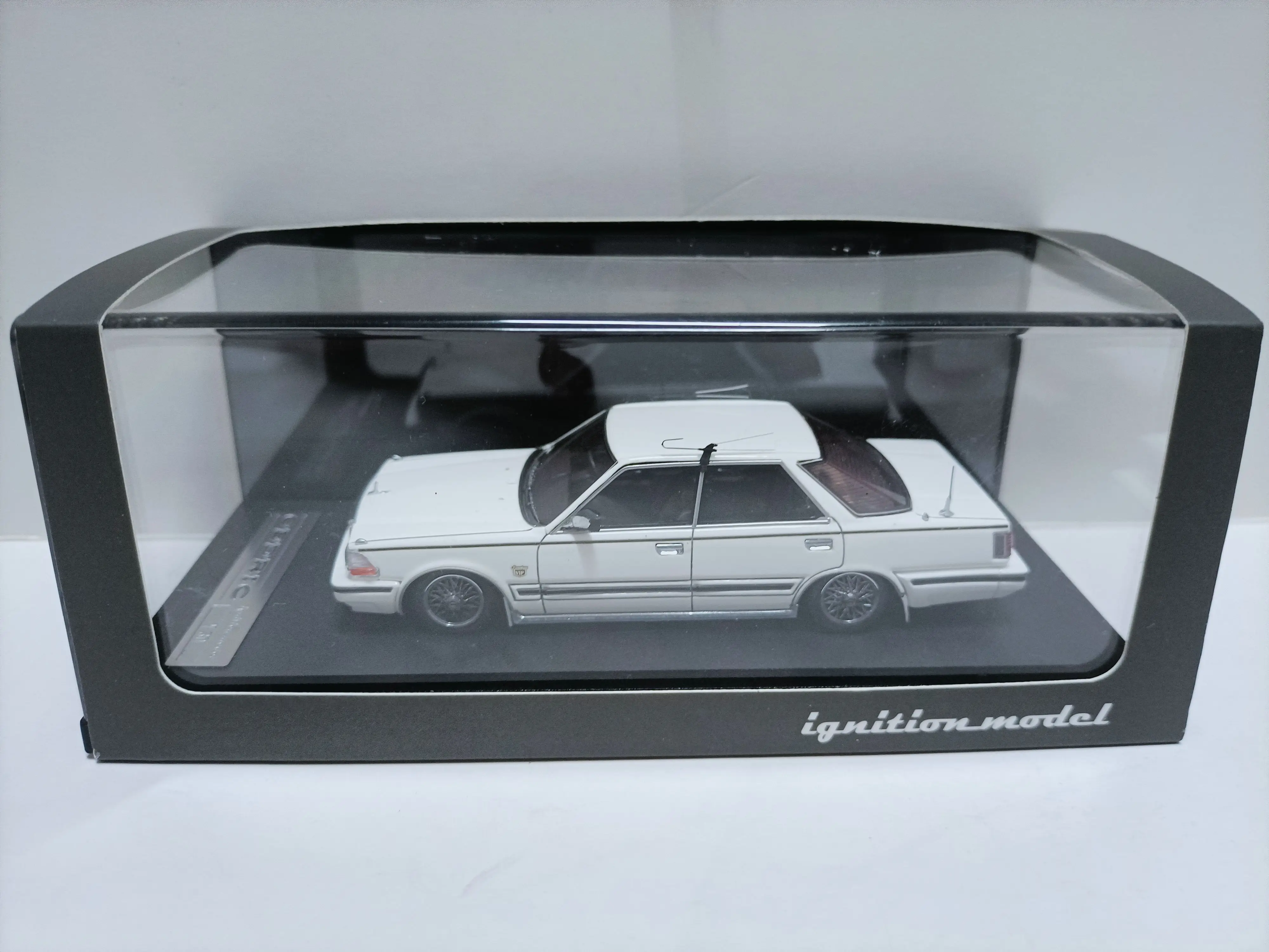 IG 1 43. Лимузин Nissan Duke King. Модель Nissan Cedric Y30 Brougham White.
