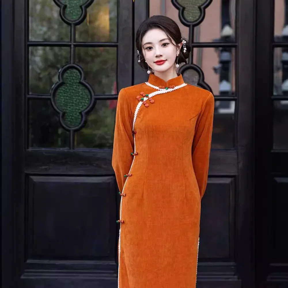 Элегантное женское оранжевое бархатное длинное платье Cheongsam в молодом стиле, осень 2024, новое платье Ципао с короткими рукавами в китайском стиле (art.: 3920cf152cba5) - 3920cf152cba5