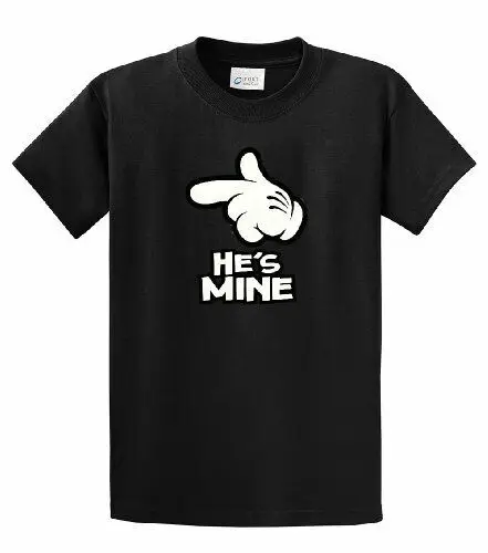 Черная футболка He's Mine с наведением пальцев