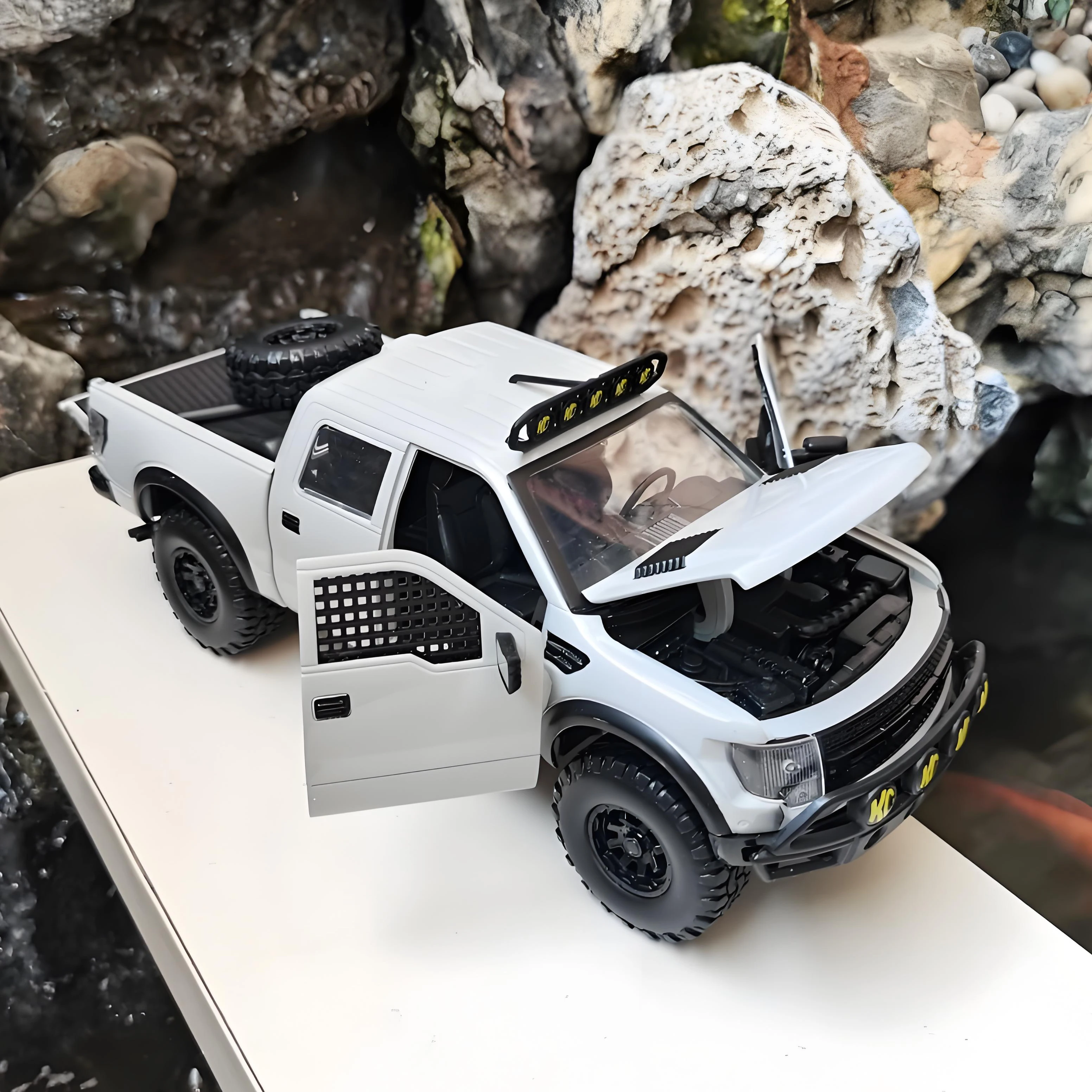 Фото JADA 1:24 Ford F-150 SVT Raptor 2011, легкосплавный автомобиль, литье под давлением и игрушечный транспорт, модель автомобиля, миниатюрная масштабная модель автомобиля для детей №3