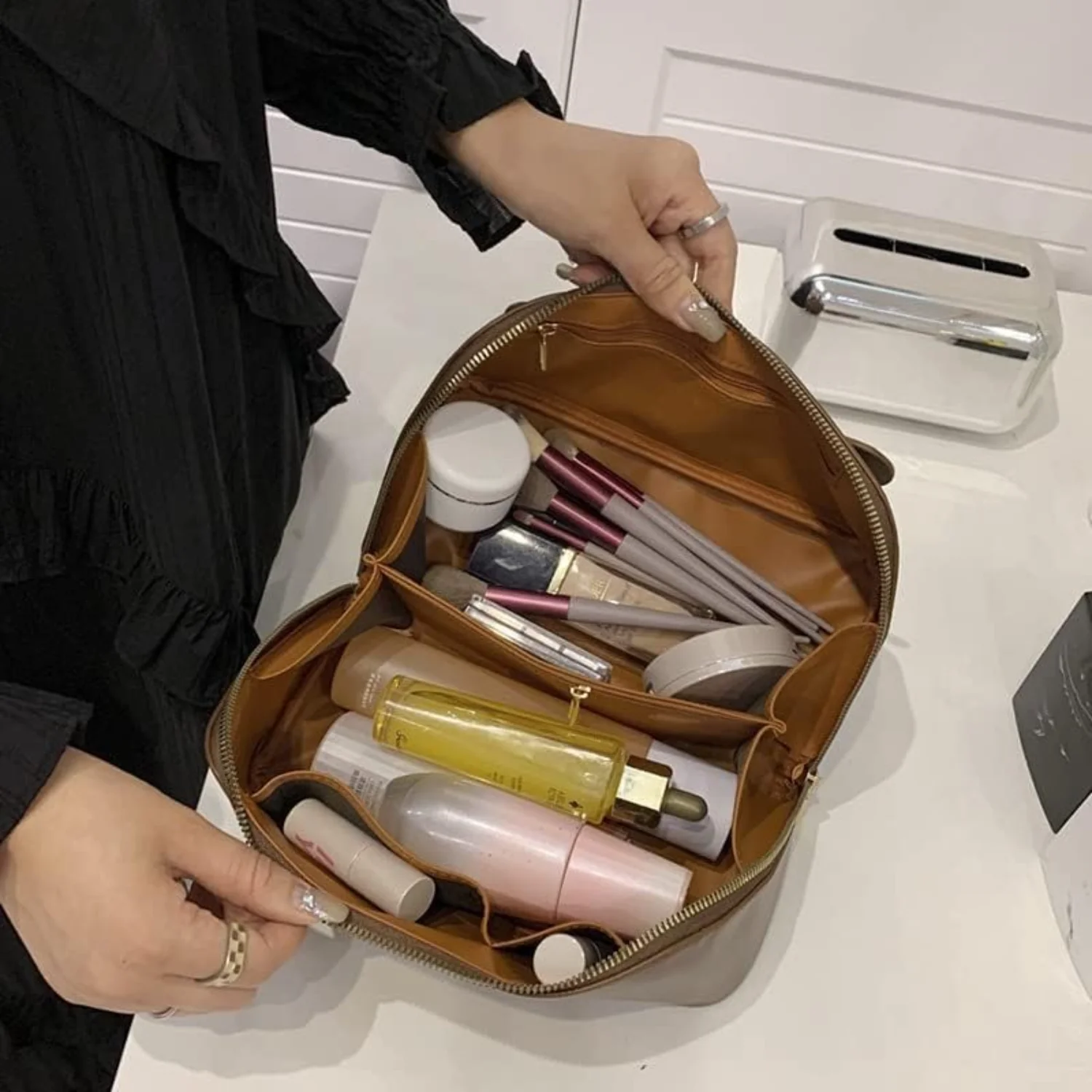 Фото Makeup Bag Large Capacity Travel Cosmetic Bag Portable PU Leather Waterproof Makeup Organizer Bags for Women with Handle Open Fl №2
