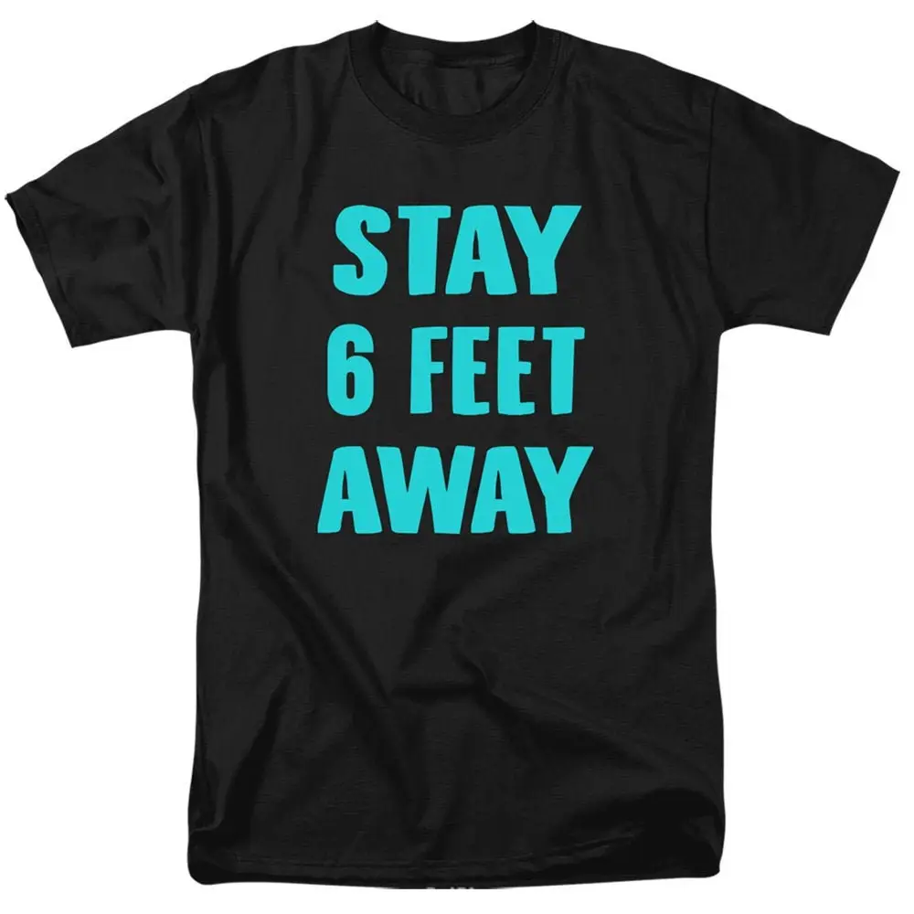 Черная футболка с надписью «Stay 6 Feet Away»