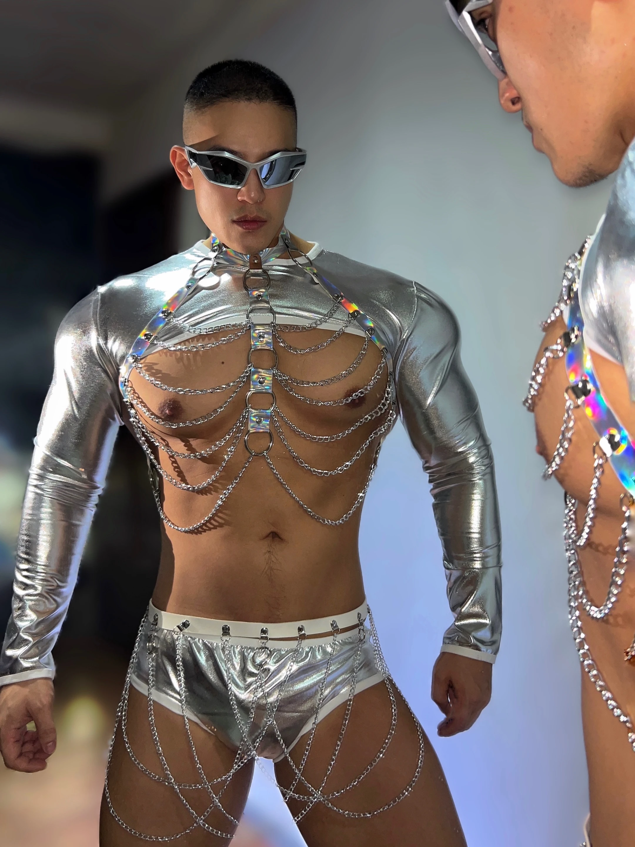 Фото Бар, ночной клуб, мужской костюм Gogo Dancer Disco Pole Dance, серебряный лазерный нагрудный костюм с цепочкой, топы, шорты, комплект из 4 предметов, сексуальная одежда для сцены Rave №4
