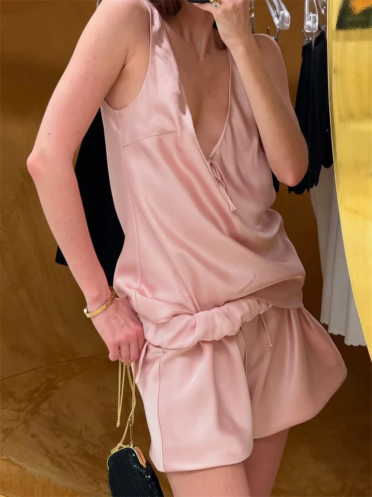 Фото Tossy атласный модный комплект из 2 предметов с шортами для женщин, однотонный жилет без рукавов со шнуровкой и v-образным вырезом, топ и шорты с высокой талией, новинка №5