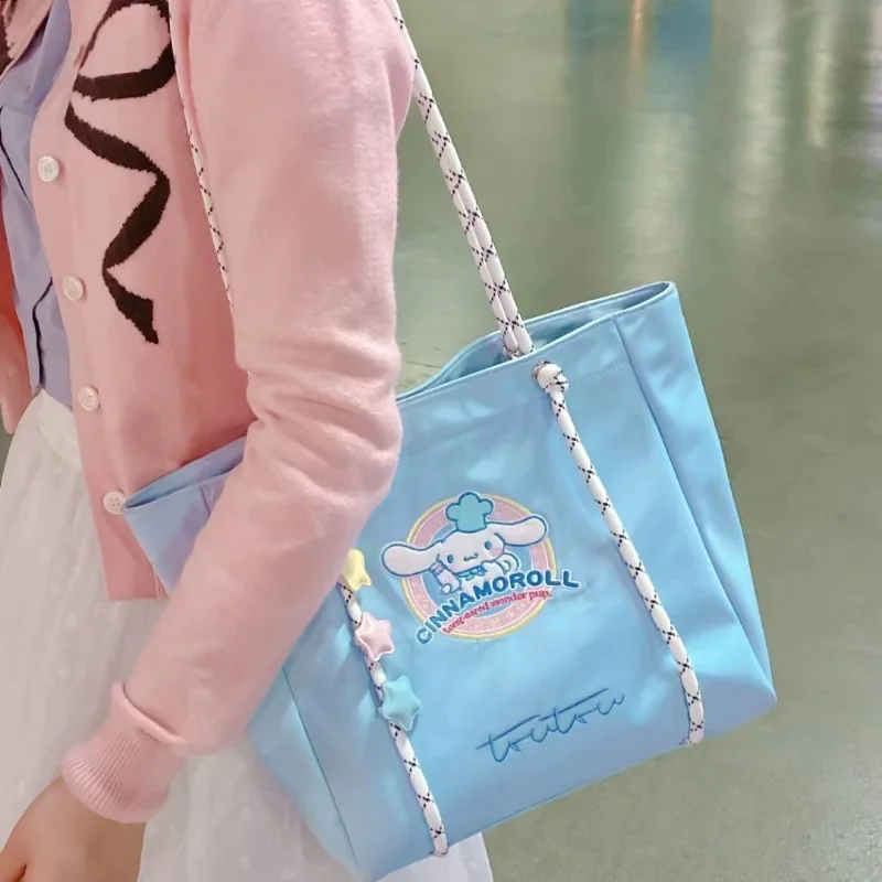 Фото Новая сумка через плечо Sanrio Kawaii Cinnamoroll, аксессуары с вышивкой в стиле аниме, большая вместительная модная студенческая сумка-тоут, подарок №4