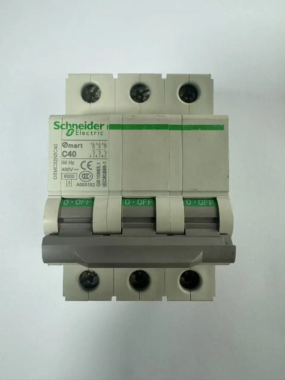 Миниатюрный автоматический выключатель Schneider OSMC32N-C40A/3P, как показано на картинке OSMC32N3C40