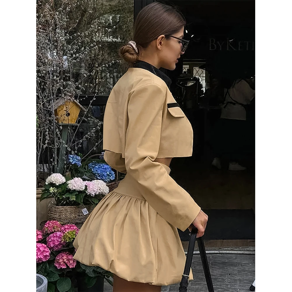 Фото Женский элегантный костюм из двух предметов: короткая куртка цвета хаки с нашивкой, круглым вырезом и длинным рукавом + юбка-трапеция с завышенной талией и буффами №4