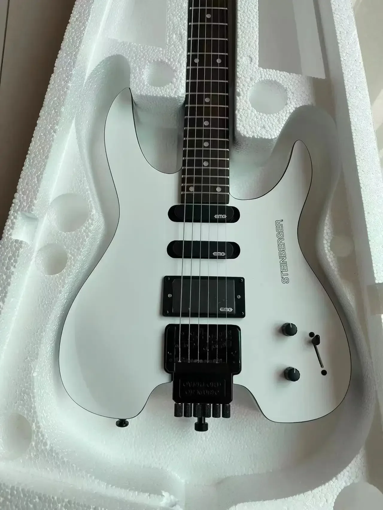 Белая безголовая электрогитара STEINBERGER оптом, гарантия качества, быстрая доставка AA