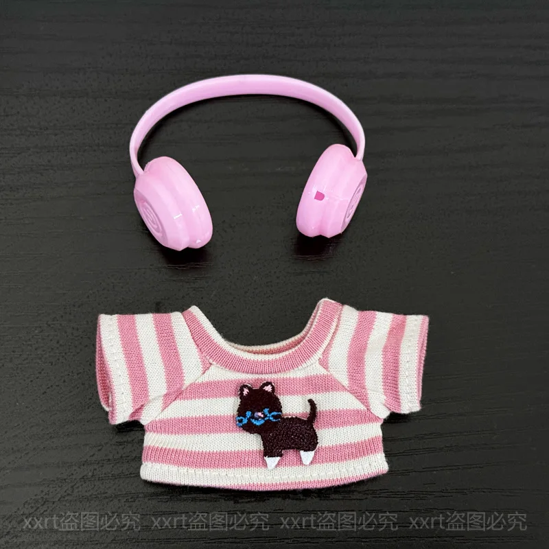 Фото Комплект уличной одежды серии Mini Labubu Heart Code 4-го поколения, полосатая футболка с наклейкой в виде кошки и подходящие наушники для виниловой куклы 10 см №4