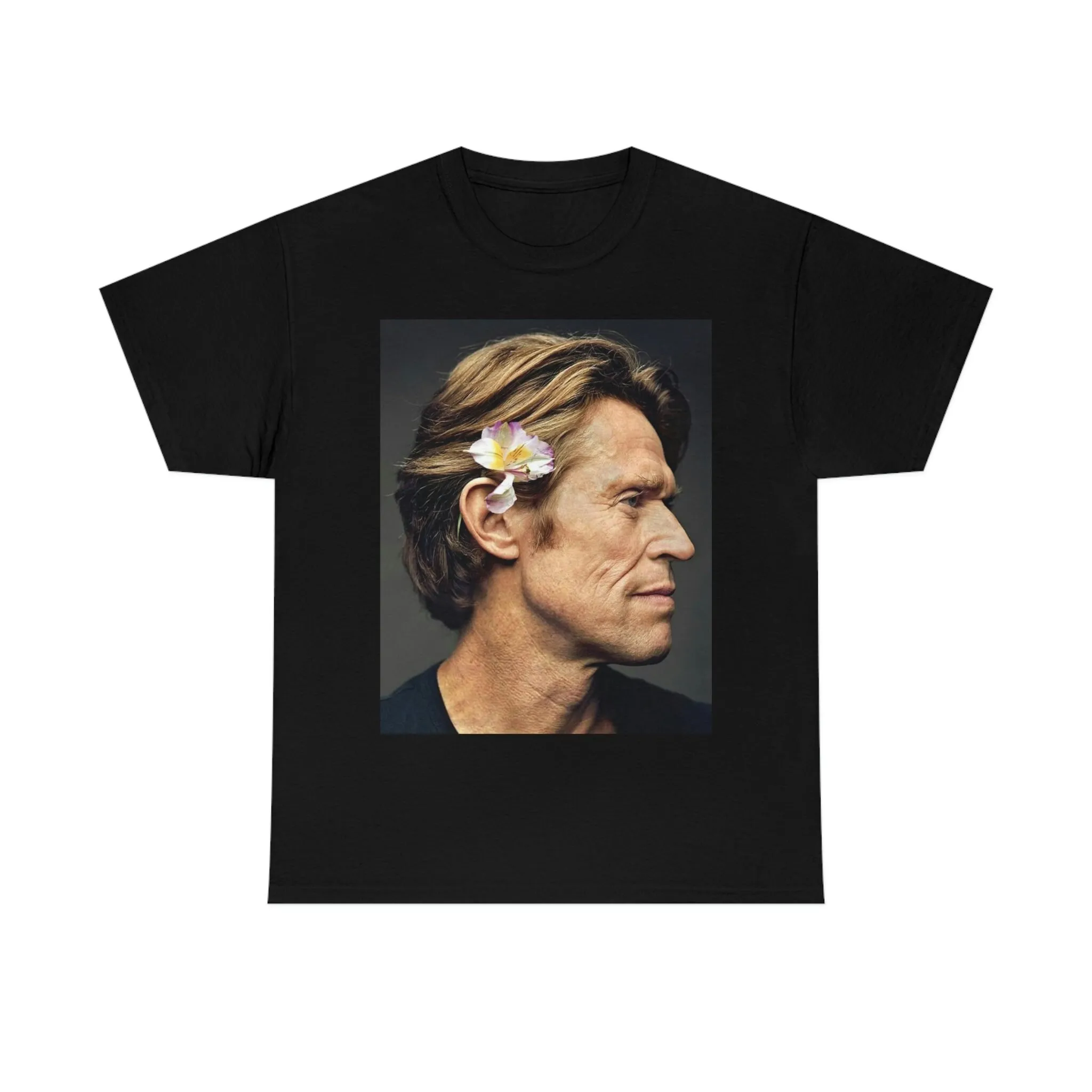 Willem Dafoe с цветком на его ушах футболка