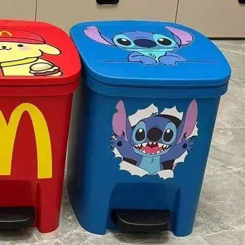 Фото Мусорное ведро Disney Lilo and Stitch для дома, гостиной, мультяшная большая вместимость, персонализированная утолщенная корзина для бумаги с ножным управлением №4