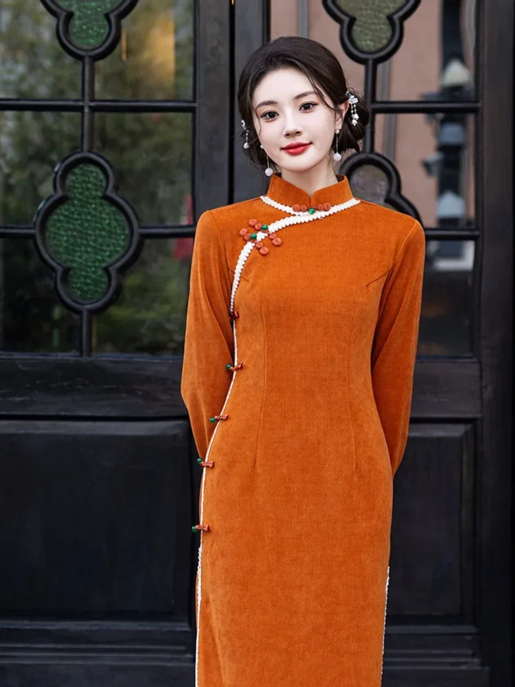 Фото Элегантное женское оранжевое бархатное длинное платье Cheongsam в молодом стиле, осень 2024, новое платье Ципао с короткими рукавами в китайском стиле №2