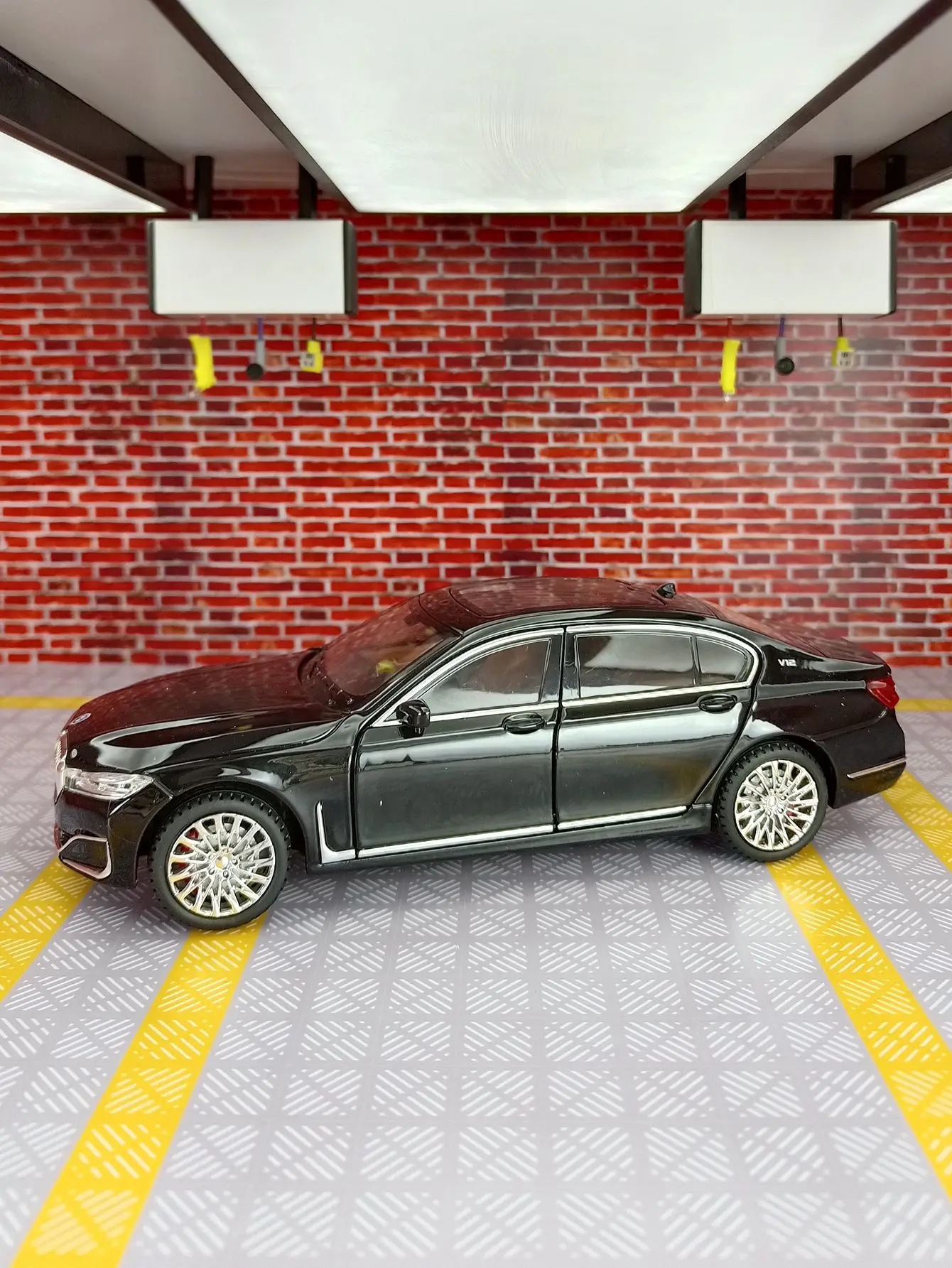1:24 BMW 760LI, высокая имитация литья под давлением металлического сплава, модель автомобиля, акустооптическая детская игрушка, двери и багажник капота, можно открыть