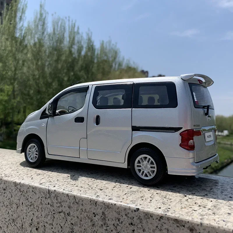 Zhengzhou Nissan NV200 масштаб 1:18 бизнес MPV литье под давлением модель автомобиля из сплава коллекция игрушек подарки Играйте в транспортные средства и модели