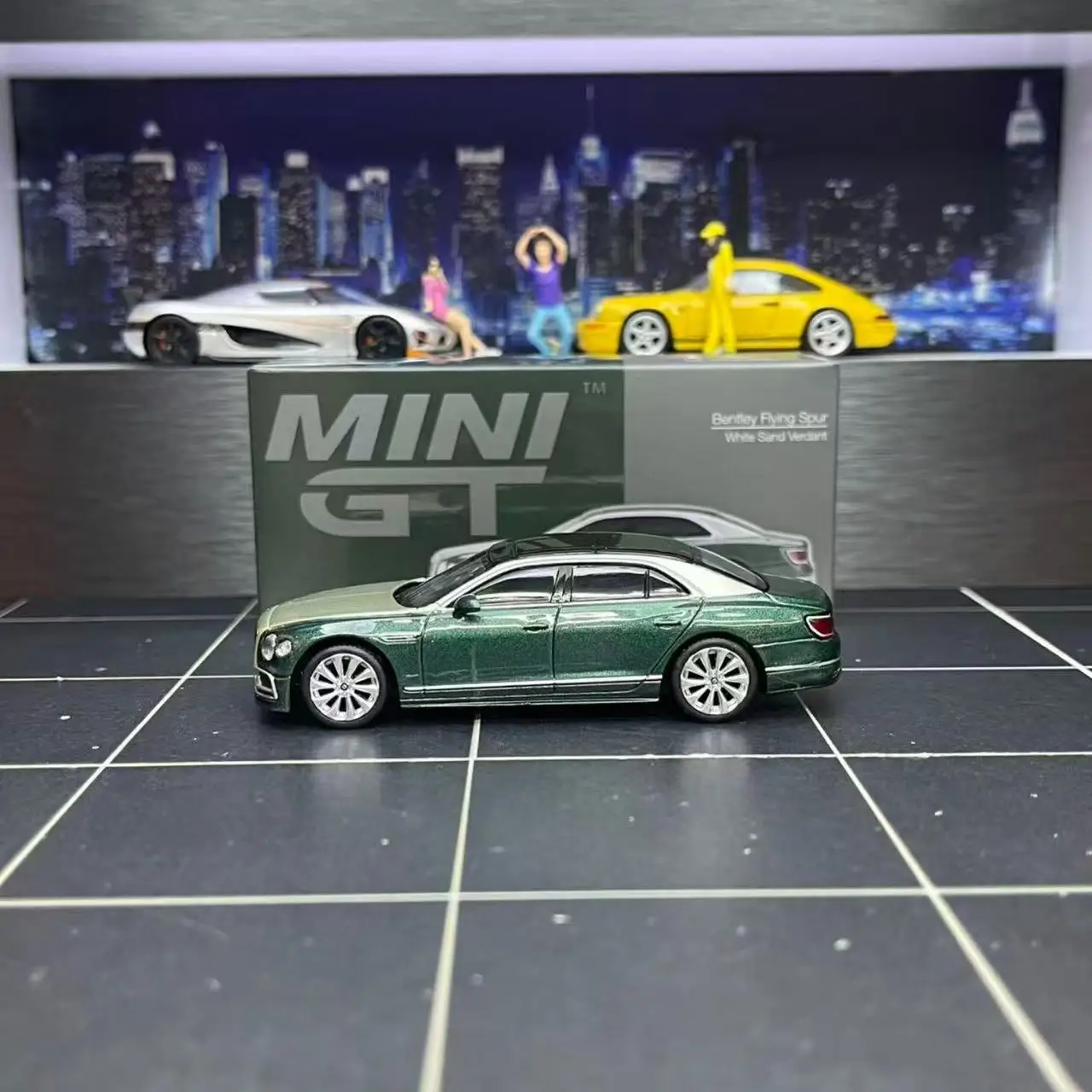 Фото Литой под давлением масштаб MINIGT 1:64 # 8267 Bentley зеленый дуплекс модель автомобиля из сплава Коллекционная игрушка в подарок сувенир дисплей орнамент №2