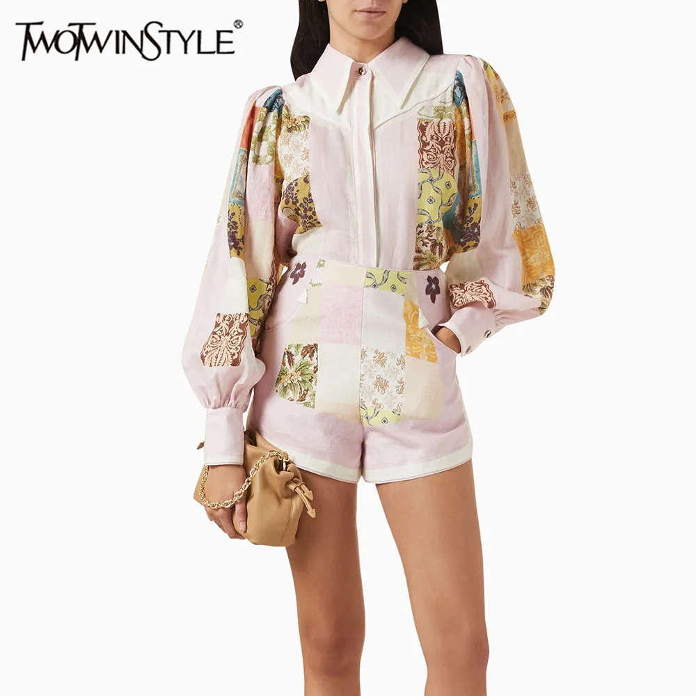 TWOTWINSTYLE хит цвета печати комплекты из двух предметов для женщин с лацканами и длинными рукавами в стиле пэчворк однобортный топ и шорты комплект женский новый