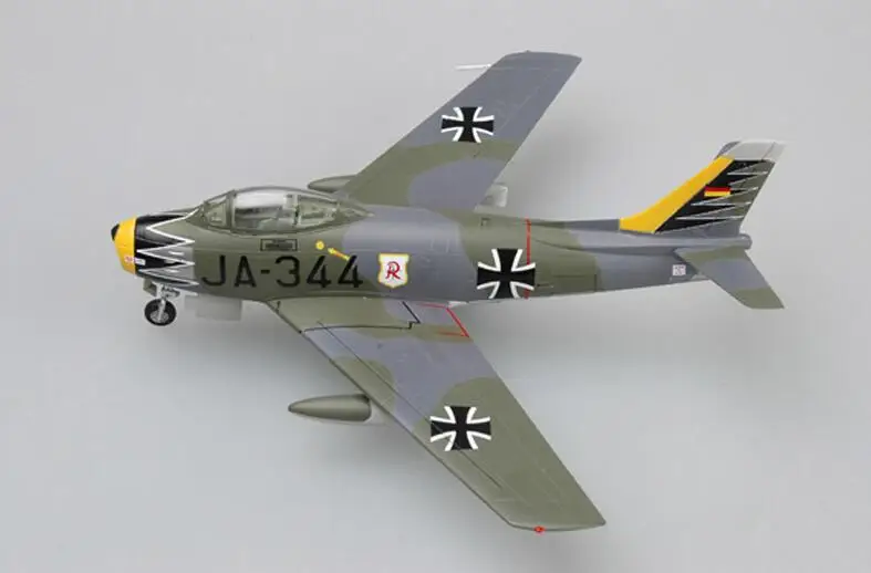 Фото 1:72 Немецкая модель истребителя F-86F JG71 1963 37103 Готовая коллекционная модель продукта №3