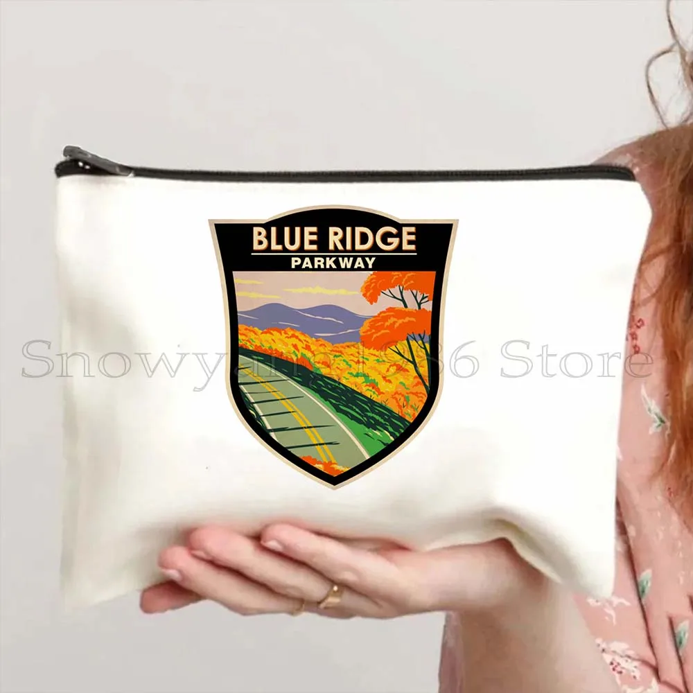 Косметичка с рисунком Amazon River Lake Como Petra Jordan Помпеи, колоколья, Рокки, йелстоун, Зион, национальный парк, косметичка, футляр, фотокарандаш (art.: 3920c6dee39c8) - 3920c6dee39c8