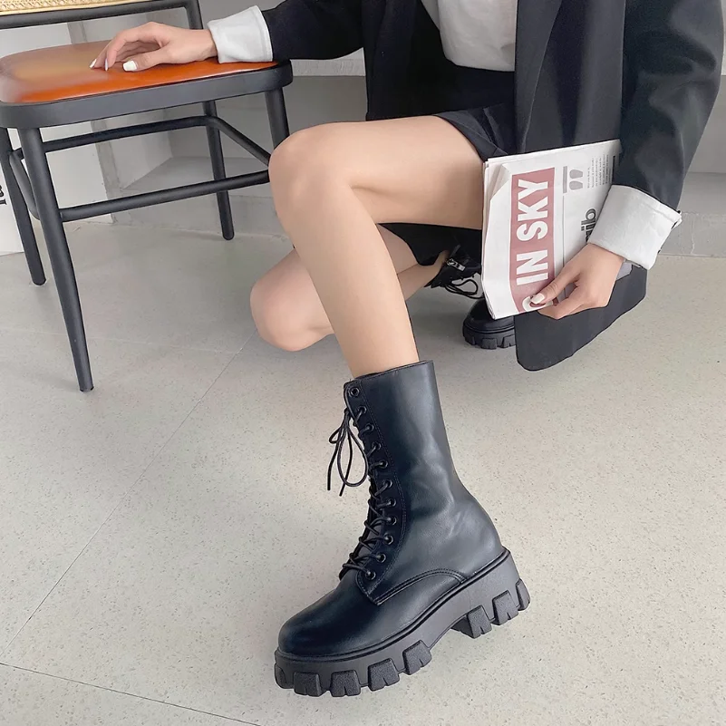 Фото Ботинки Dr. Martens в британском стиле 2025 года, ботинки до середины икры на толстой подошве, ботильоны на высоком каблуке, женская обувь №2