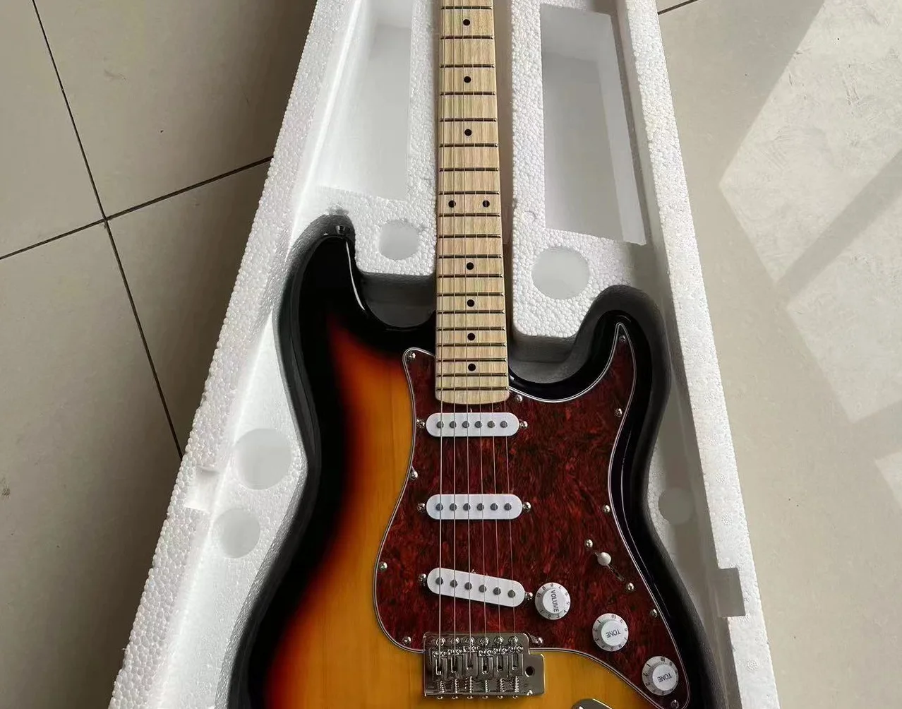 2024 Fast delivery Factory outlet the High Quality Custom Body 6 String Wooden Bling Purple ST Electric Guitar 22 Fret CVASFAF