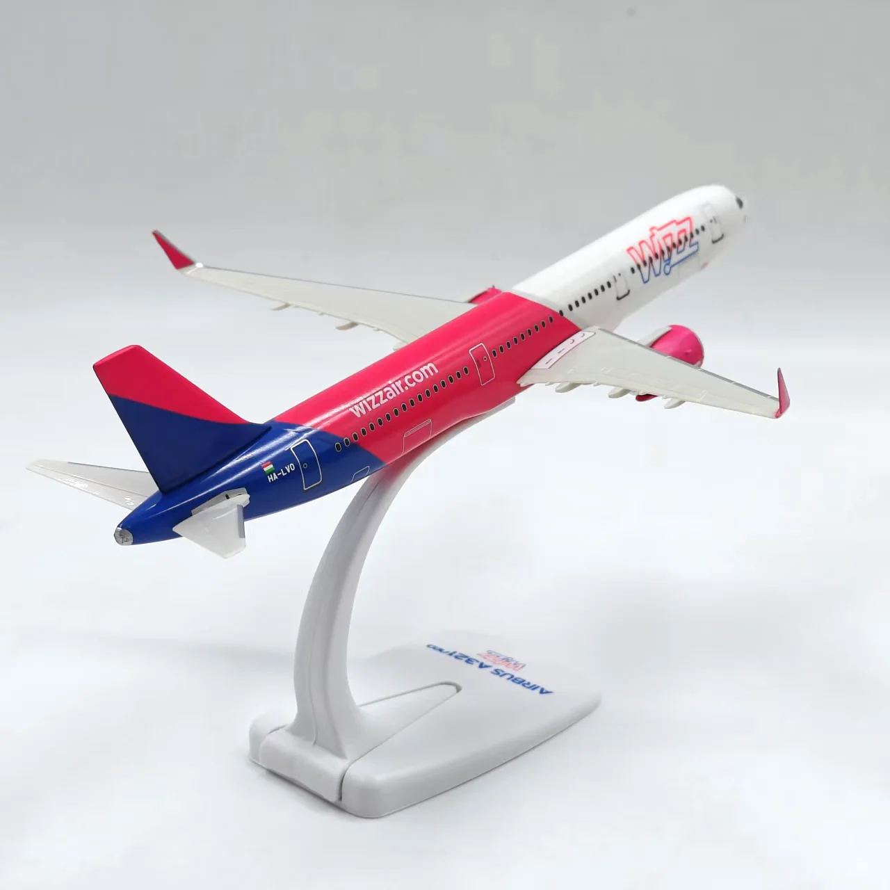 Литой под давлением масштаб 1:200 в сборе Airbus A321neo WIZZ модель самолета из сплава Коллекционная игрушка в подарок сувенир дисплей орнамент