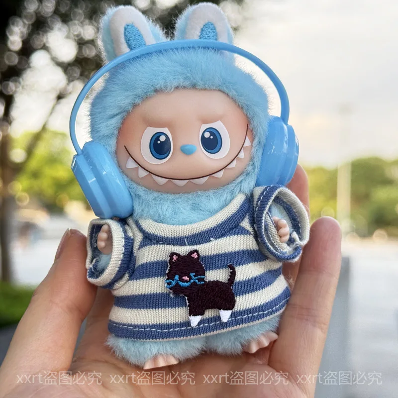 Фото Комплект уличной одежды серии Mini Labubu Heart Code 4-го поколения, полосатая футболка с наклейкой в виде кошки и подходящие наушники для виниловой куклы 10 см №5
