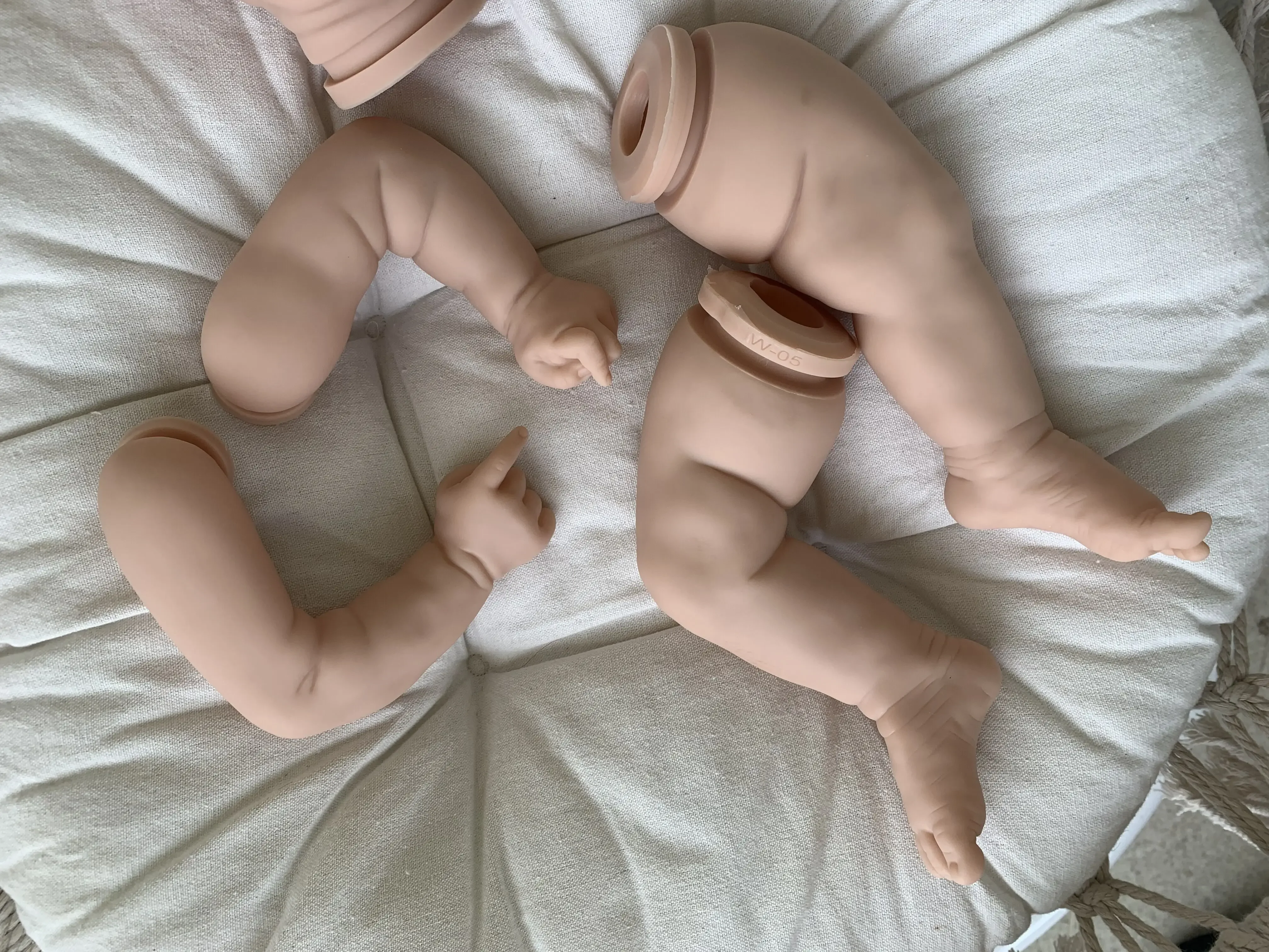 Фото SINO-BB Reborn Baby 22-дюймовый реалистичный милый винил для новорожденных Liam, неокрашенные незавершенные детали, комплект пустых кукол «сделай сам» №5