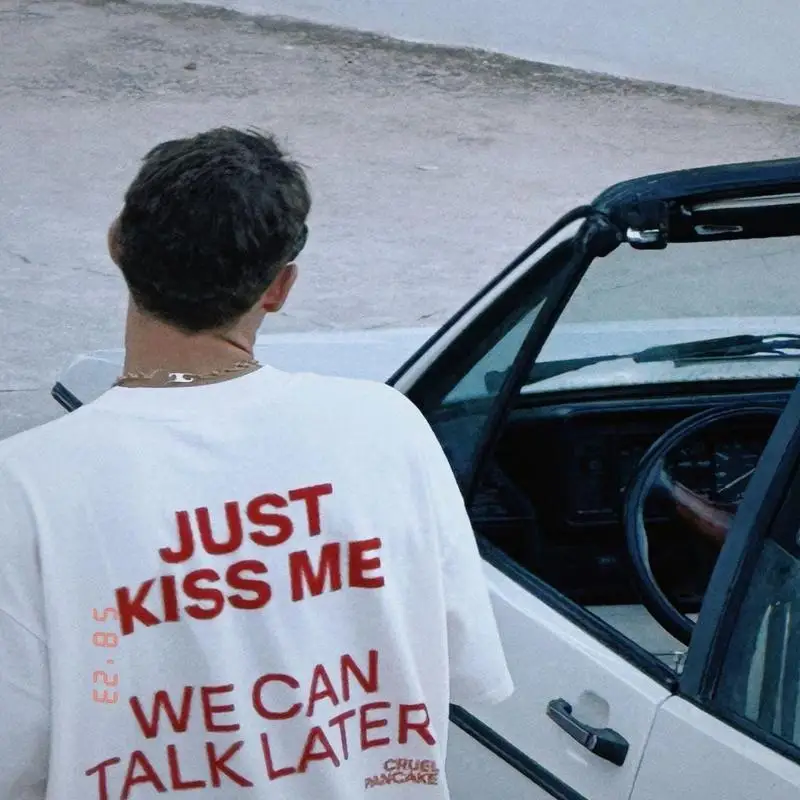 Футболка JUST KISS ME We Can Talk Later Mas Amor Por Favor Cruel Pancake Вдохновляющее психическое здоровье Забавное испанское