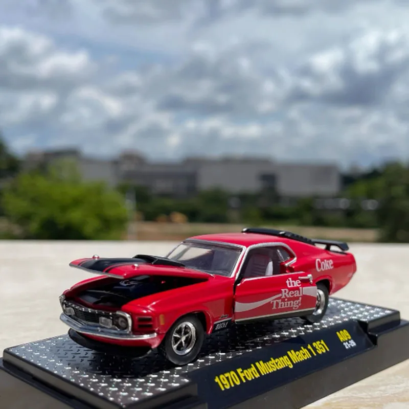 Фото Литой под давлением масштаб 1:64 1970 Ford Mustang Mach 1, красный, имитация сплава, модель спортивного автомобиля, статическое украшение, коллекционные предметы, подарочные игрушки №2