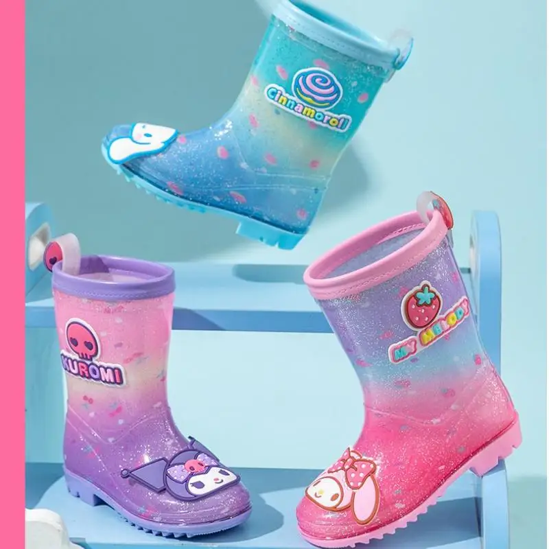 Фото Sanrio/Дождевая обувь Kuromi с героями мультфильмов, летние милые детские модные непромокаемые сапоги My Melody с принтом, противоскользящие водонепроницаемые мягкие подошвы №5