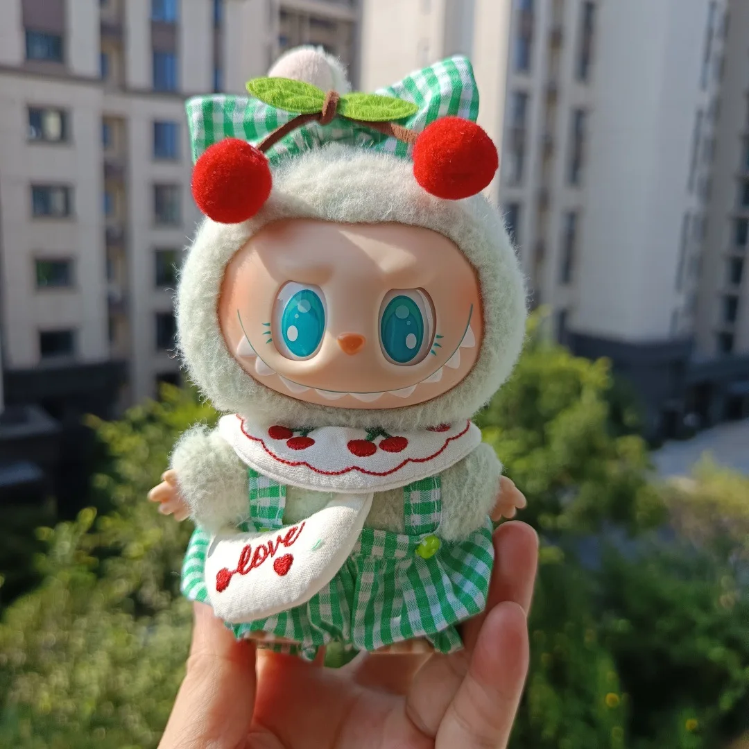 Фото Одежда для кукол Labubu 1-го - 3-го поколения, 15/17 см, милая вишневая тематическая одежда с желто-зелеными и розовыми клетчатыми костюмами с бантом №2