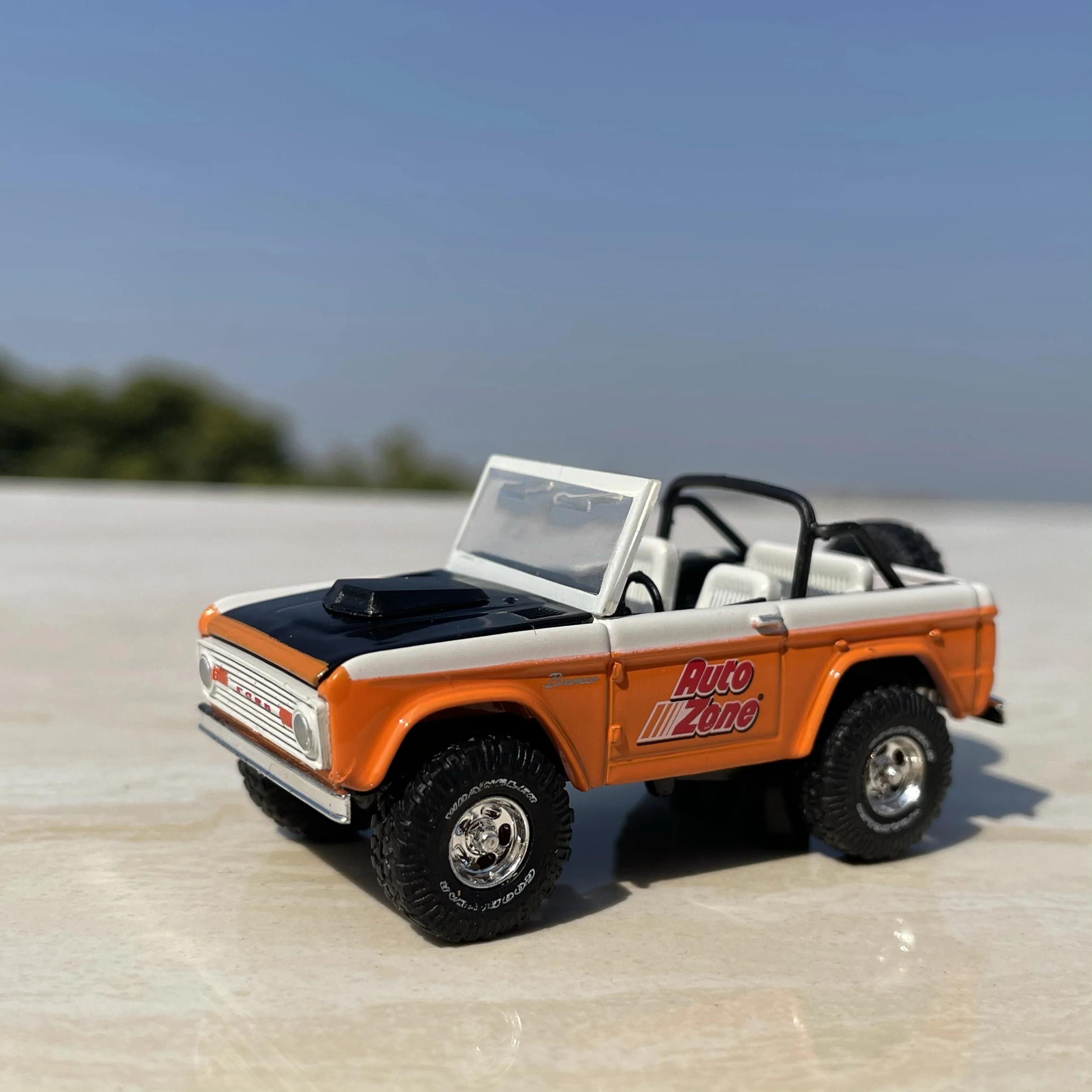 Масштаб 1:64, литой под давлением сплав Ford Bronco, внедорожник, игрушки, модель автомобиля, классика, ностальгия, подарки для взрослых, сувенир, статический дисплей