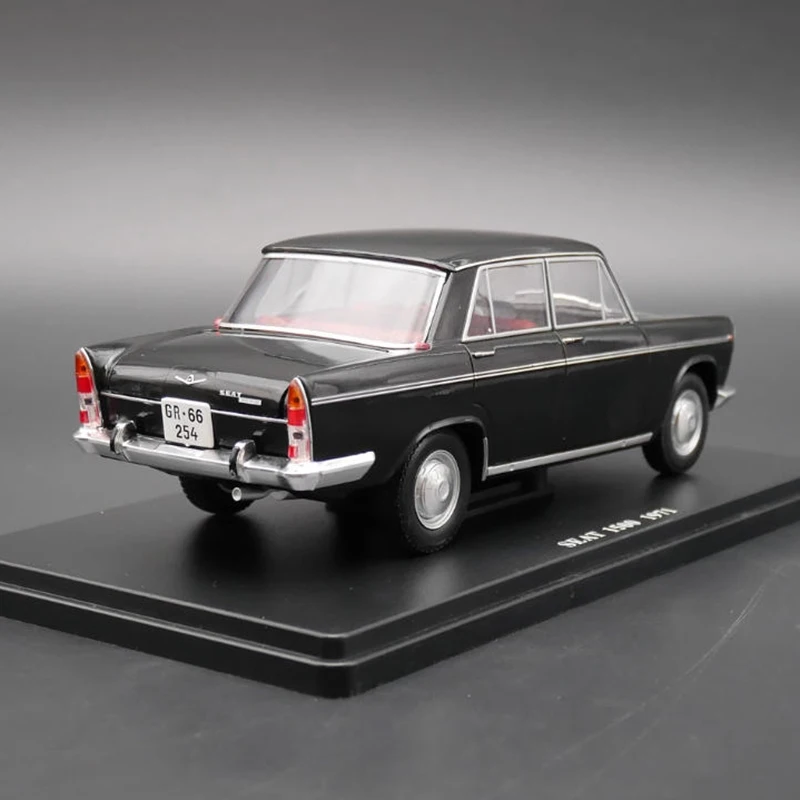 Фото Ixo 1:24 Seat 1500 1971, имитация модели автомобиля из сплава, статическая коллекция, украшенные праздничные подарки, игрушки №5