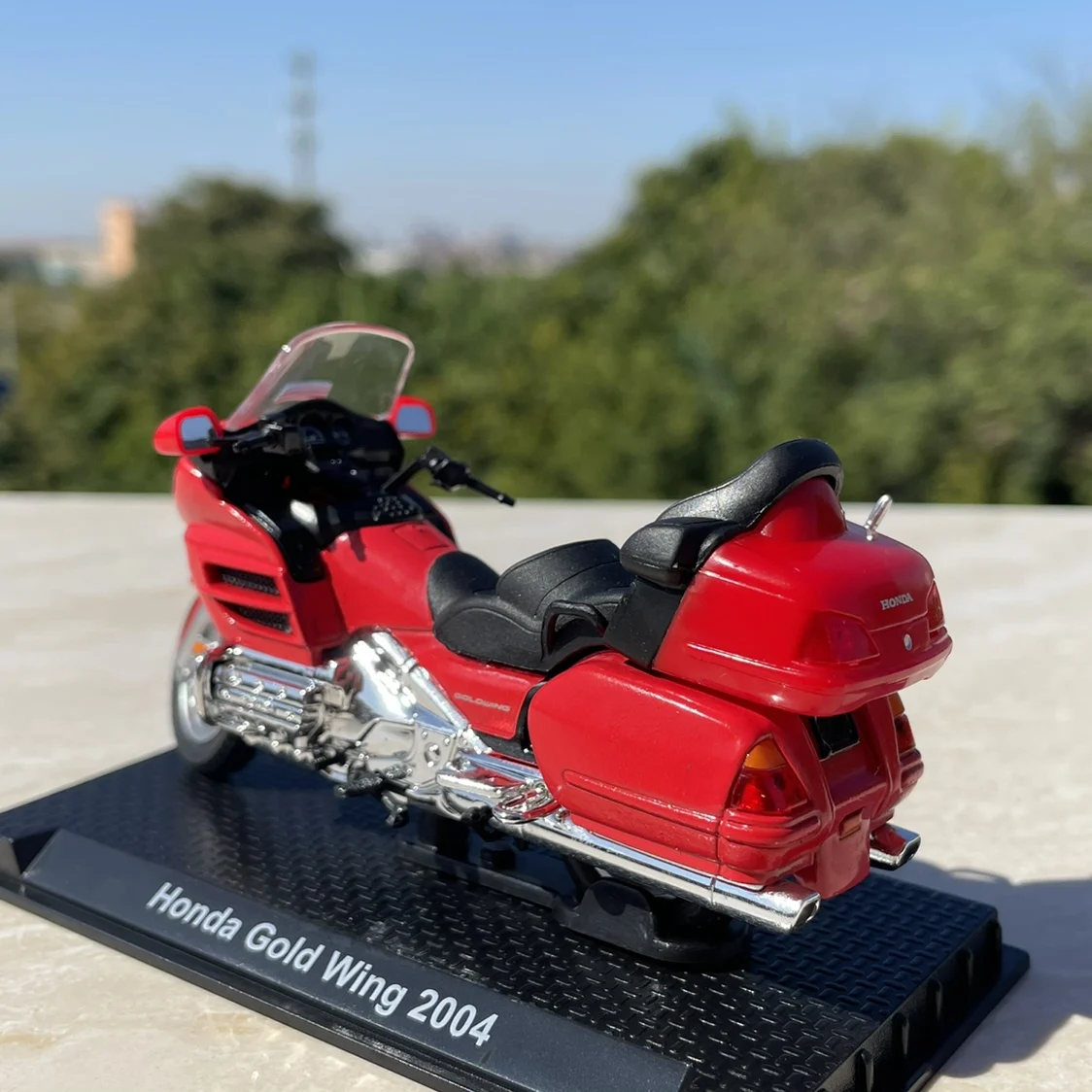 Фото Литая модель мотоцикла Honda Gold Wing 2004 в масштабе 1:24, классические коллекционные подарки-сувениры для взрослых, статический дисплей №4