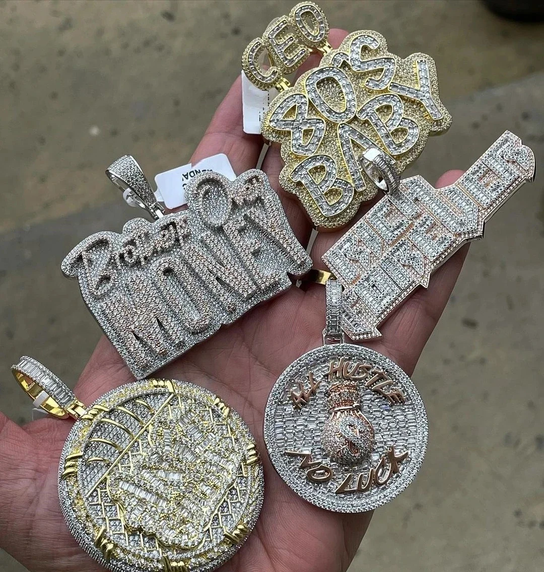 2024 Iced Out Bling CZ Letter All Hustle No Luck Кулон Ожерелье Цирконий Двухцветный Очарование Мужчины Женщины Хип-Хоп Ювелирные Изделия