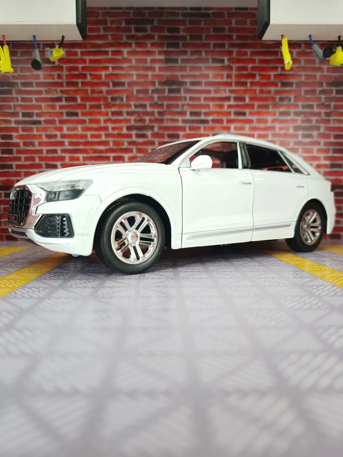1:24 Q8 SUV, модель автомобиля из сплава, литая под давлением и игрушечный автомобиль, модель автомобиля, коллекция моделирования, звук и свет, детская игрушка в подарок