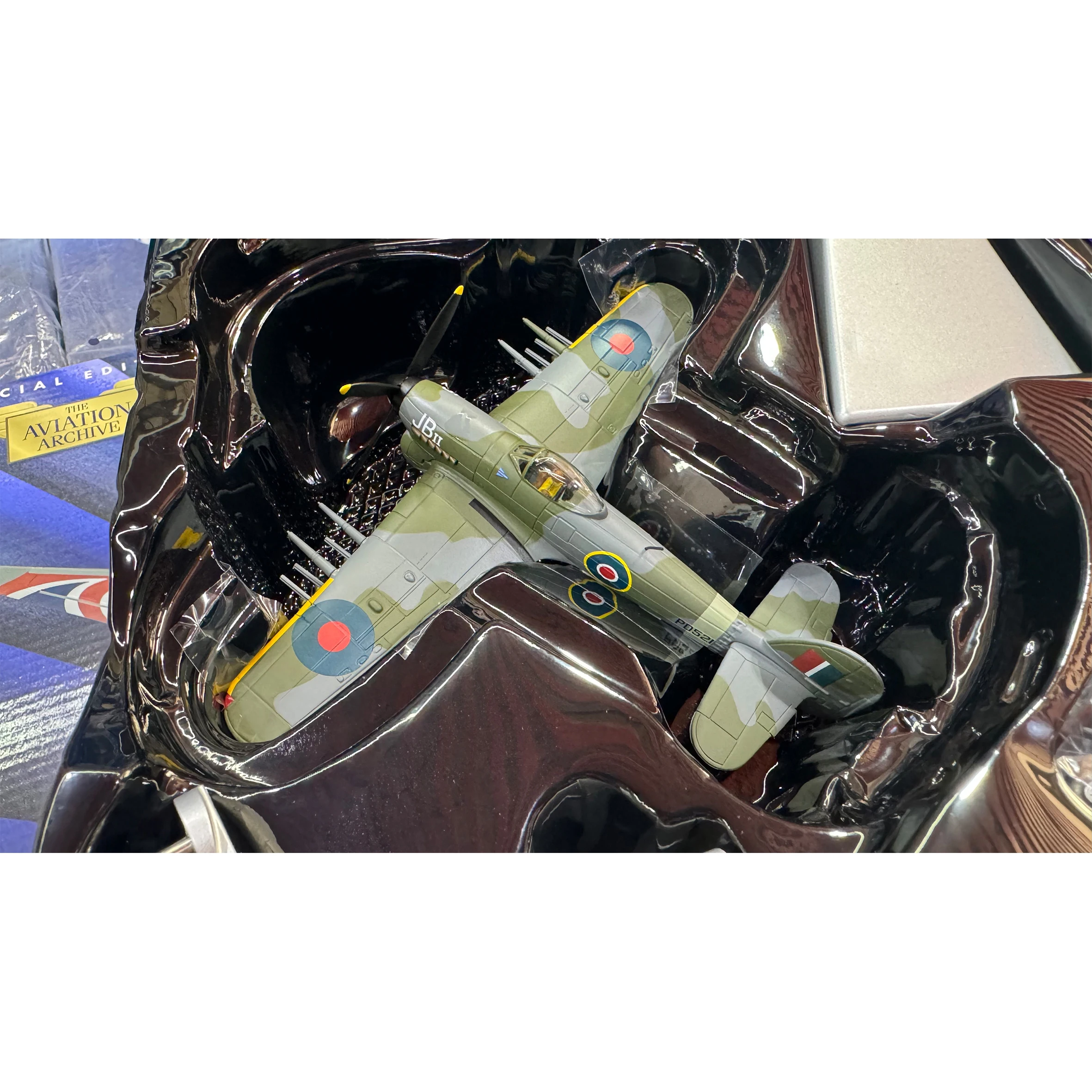 Фото 1/72 AA36514 Британский Hawker Typhoon IB PD521 'JBII' Mk I модель истребителя 1944 Коллекционная модель из сплава №5