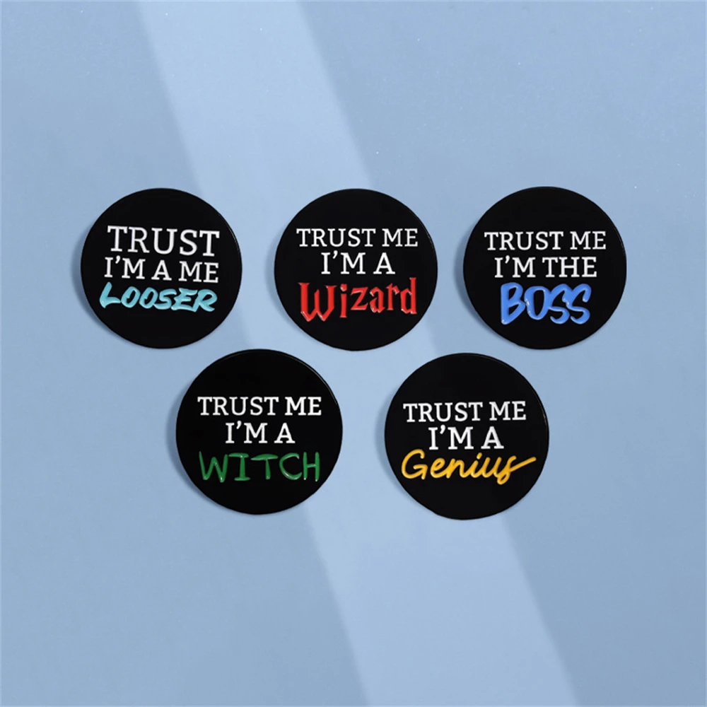 Черная круглая эмалированная брошь с цитатами, буква Trust Me I'm A Genius Boss Looser, булавки ведьмы-волшебника, сумка на заказ, значок на лацкане, ювелирные изделия, подарки