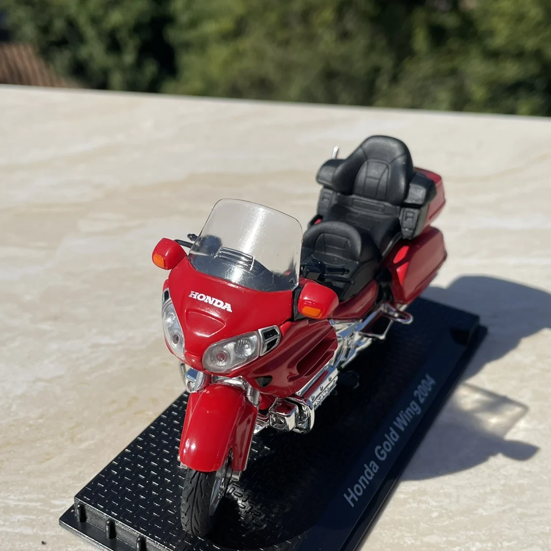 Фото Литая модель мотоцикла Honda Gold Wing 2004 в масштабе 1:24, классические коллекционные подарки-сувениры для взрослых, статический дисплей №2
