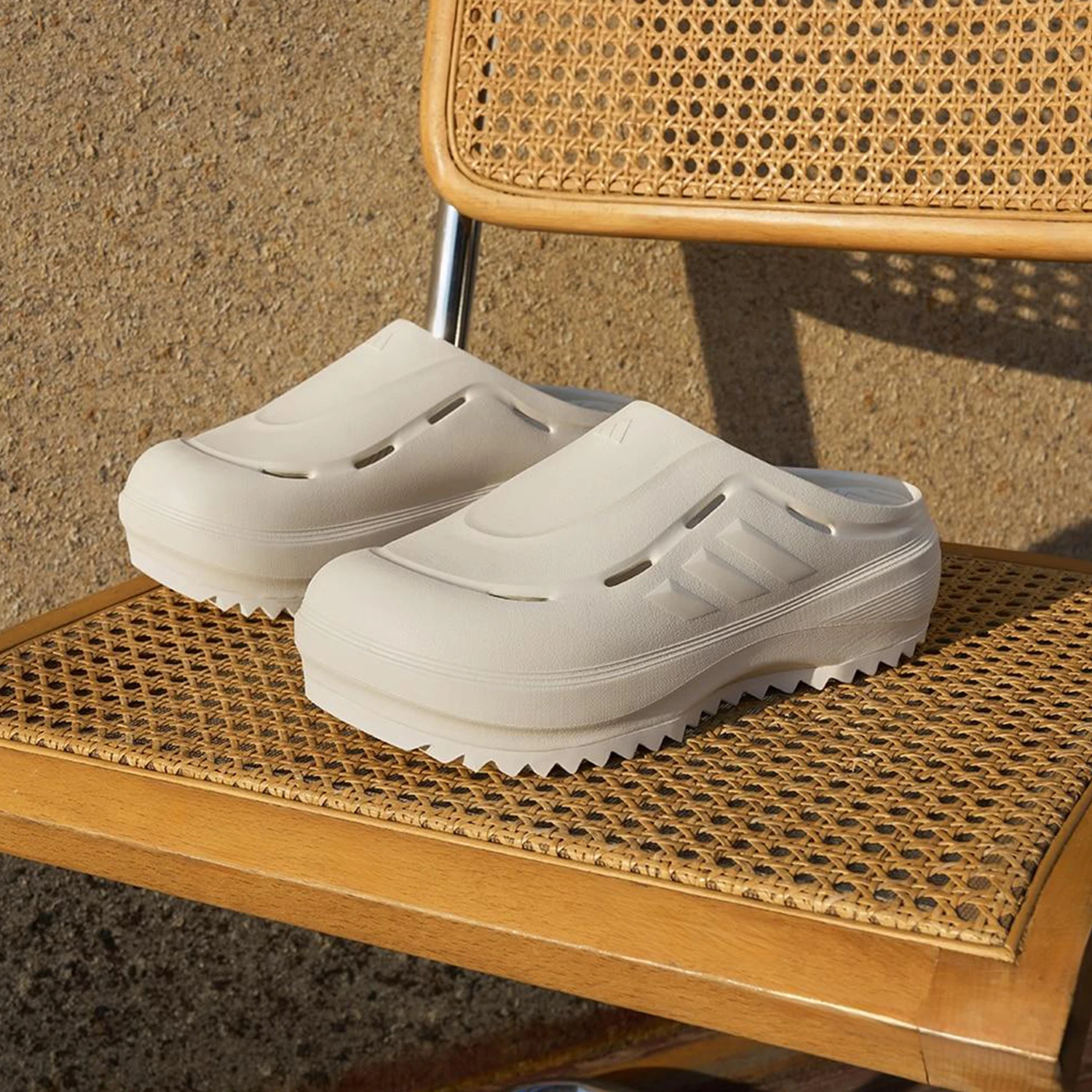 Оригинальные сандалии унисекс без шнуровки на платформе Adidas OZWAVE CLOG JR9272