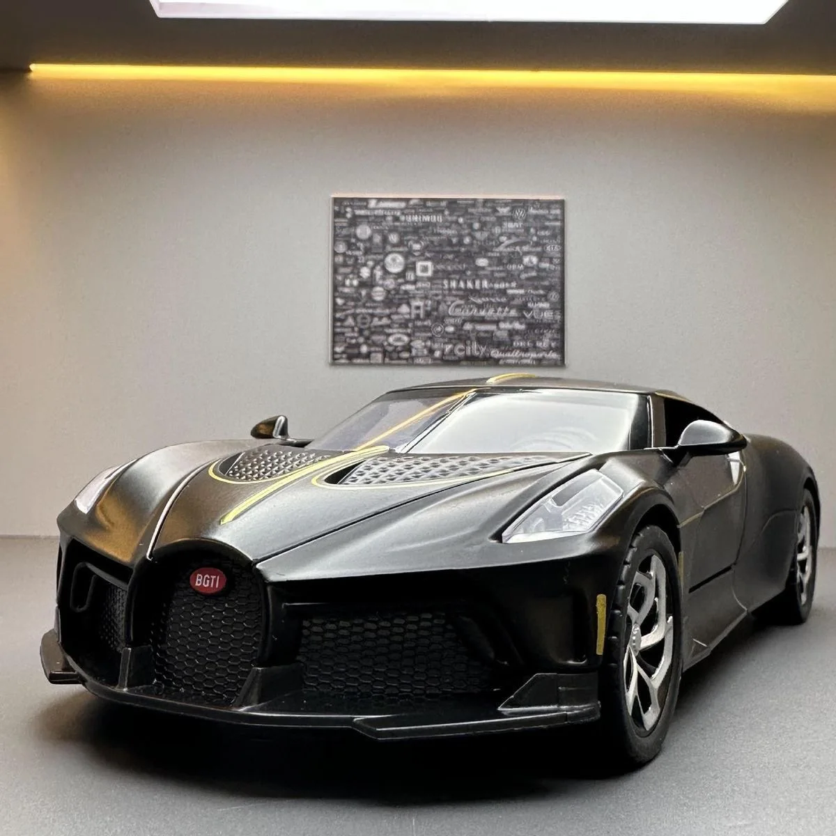 1:24 Bugatti Lavoiturenoire, модель спортивного автомобиля из сплава, литая под давлением металлическая игрушечная машина, модель автомобиля, имитация звука и света, детская игрушка в подарок