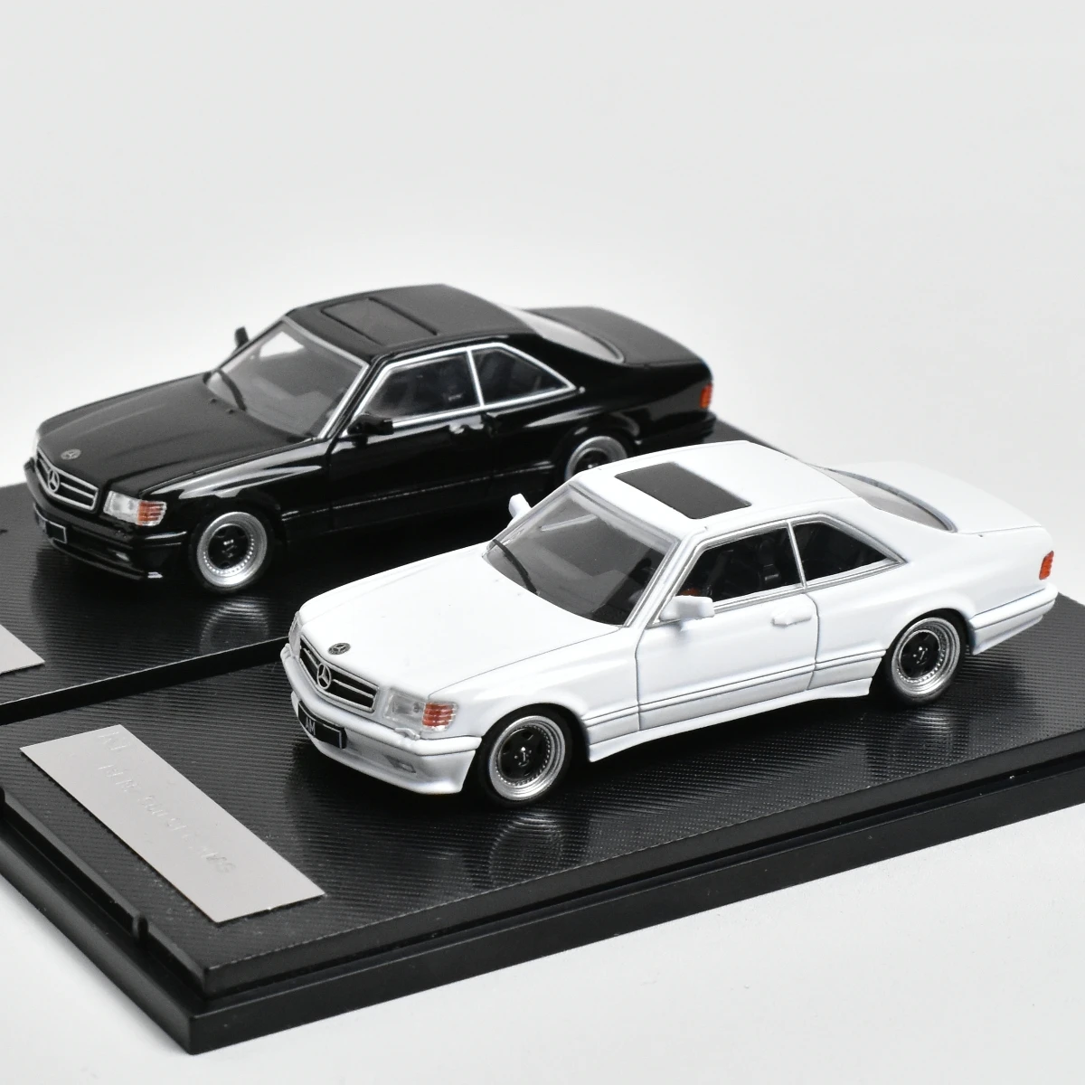 Модель автомобиля Rhino RM 1:64 560SEC W126