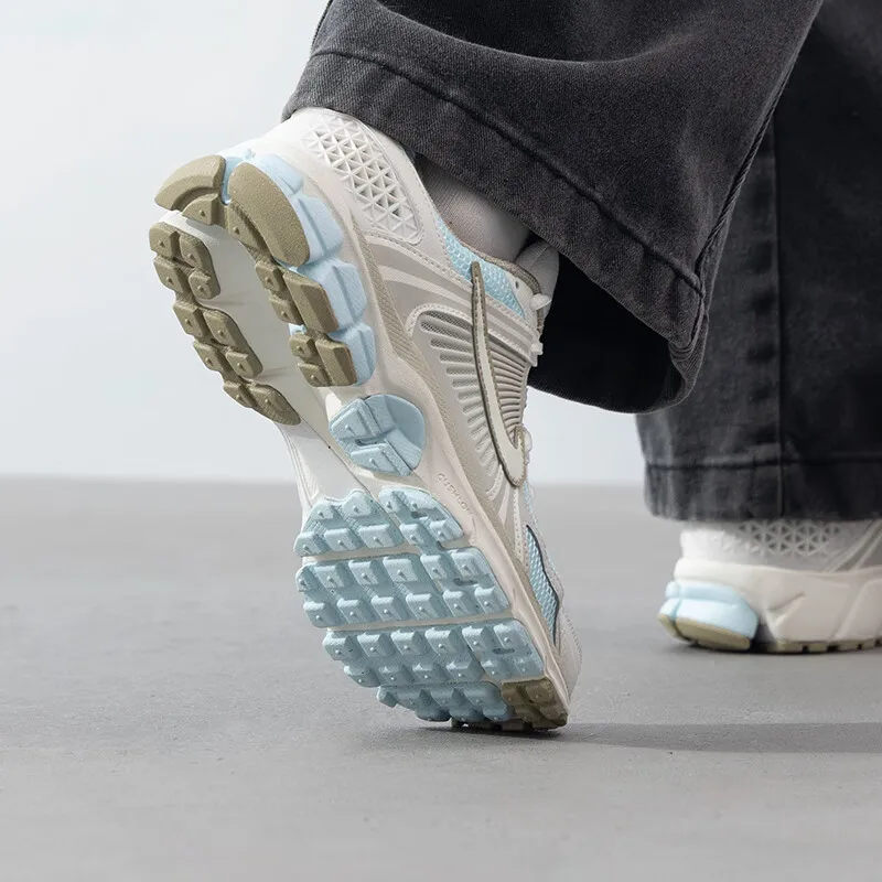 Фото Большие туфли Nike, женская обувь, новинка весны 2024, спортивная обувь ZOOM VOMERO 5, легкие дышащие повседневные кроссовки для бега IB4698-411 №3