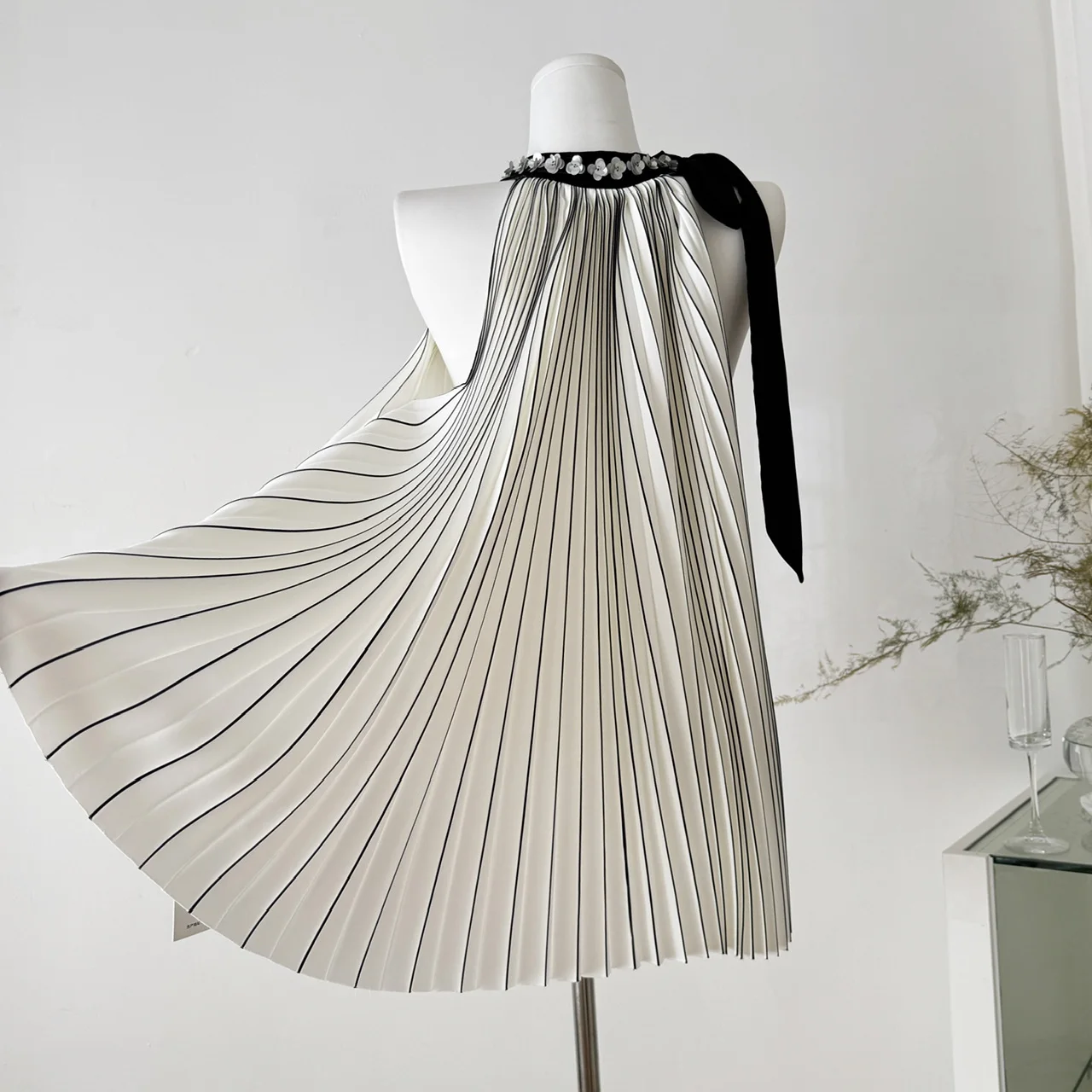 Высококачественная плиссированная блузка с лямкой на шее, Blusas Mujer De Moda, 2022, женская летняя милая блузка без бретелек на шнуровке с бисером, женские топы (art.: 3920ce2007511) - 3920ce2007511