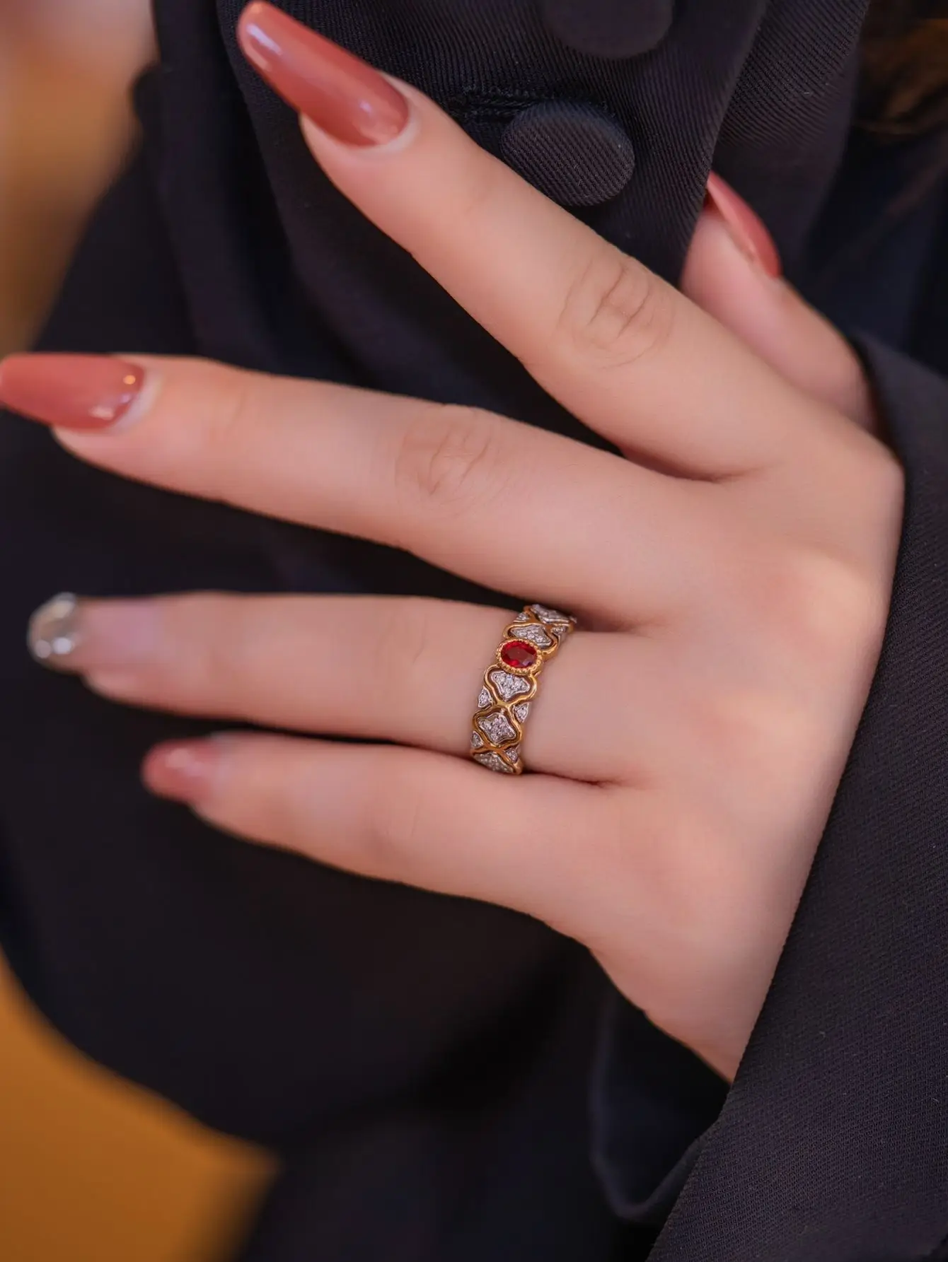Кольцо Buccellati из серебра 925 пробы с руби и инкрустированными бриллиантами. Уникальное винтажное вечернее кольцо для женщ...